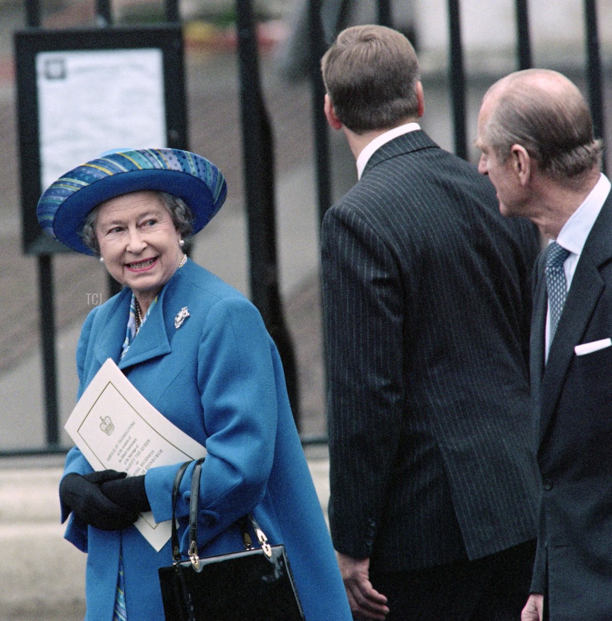 La Regina Elisabetta II e il Principe Filippo lasciano l'Abbazia di Westminster a Londra dopo un servizio per celebrare il loro 50° anniversario di matrimonio il 20 novembre 1997