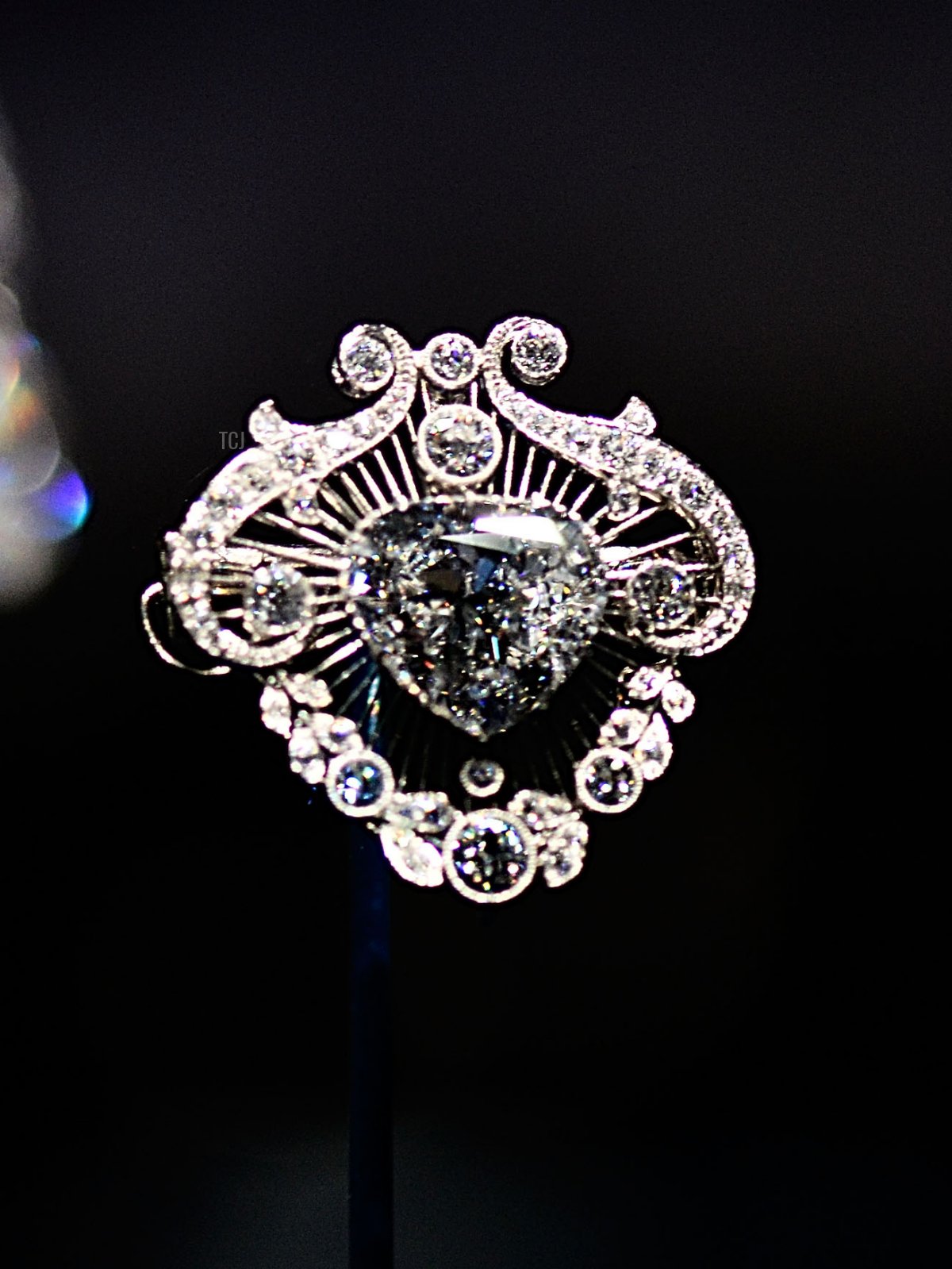 Il fermaglio Cullinan V in mostra nella mostra Diamonds: A Jubilee Celebration, che fa parte dell'apertura estiva di Buckingham Palace il 28 giugno 2012 a Londra, Inghilterra