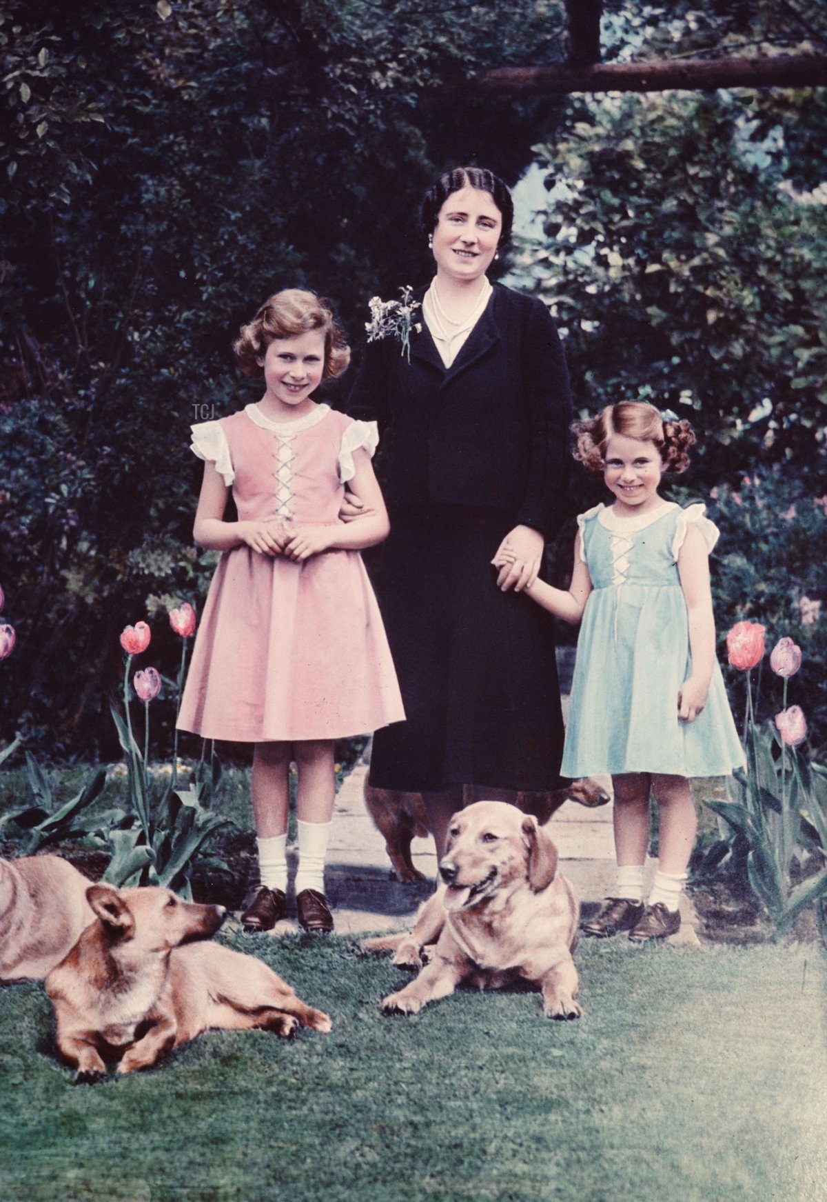 La regina britannica Elisabetta, al centro, posa con le sue due figlie, la principessa Elisabetta, a sinistra, e la principessa Margaret, nel giugno 1936 nel giardino della Royal Lodge a Windsor, Inghilterra