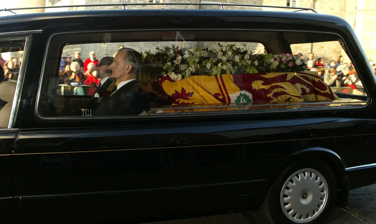 Un carro funebre contenente il feretro della principessa Margaret lascia la Cappella di St. George al Castello di Windsor, il 15 febbraio 2002, per dirigersi verso il crematorio di Slough