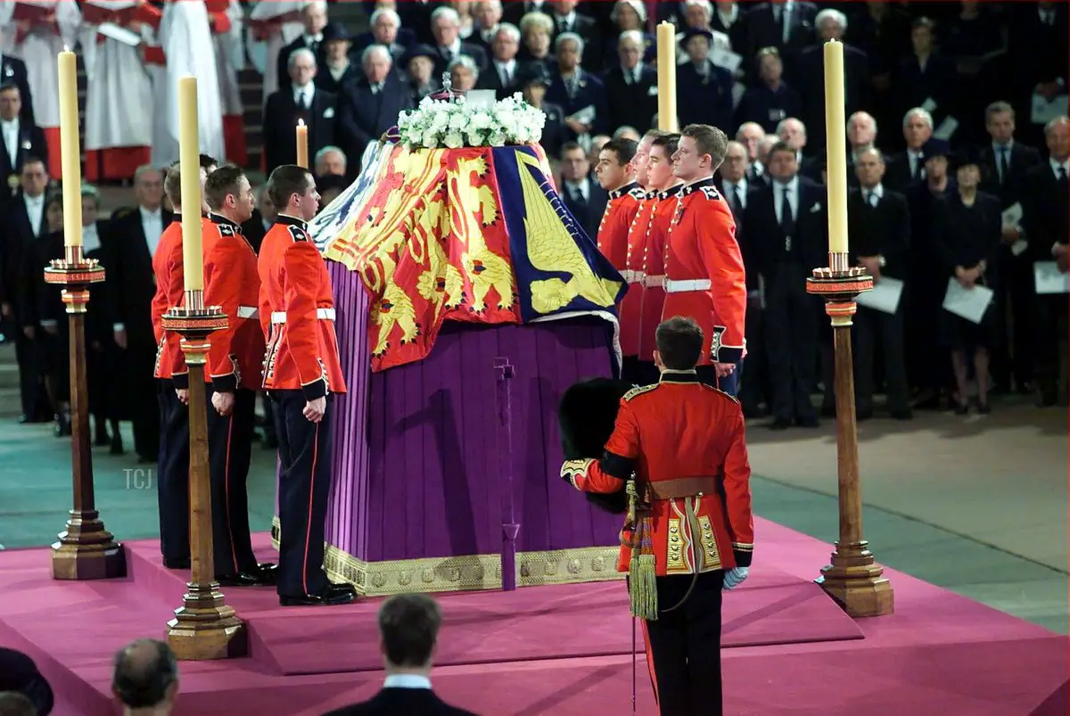 Ufficiali della Household Cavalry si trovano in vigilanza al feretro della regina madre britannica mentre giace in stato il 5 aprile 2002 nella Westminster Hall, Londra