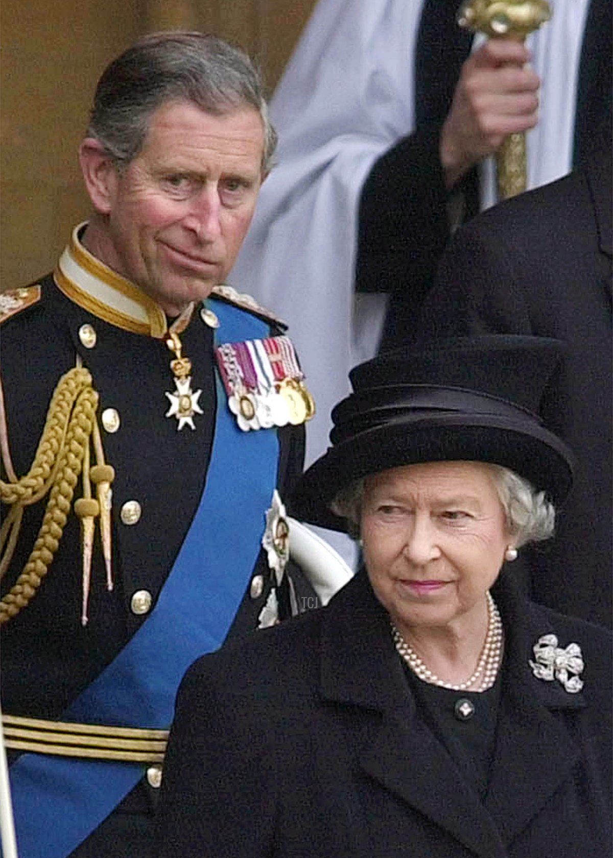 La regina britannica Elisabetta II (R) lascia Westminster Hall seguita dal Principe di Galles dopo che il feretro della regina madre britannica è stato posto lì per giacere in stato, il 5 aprile 2002