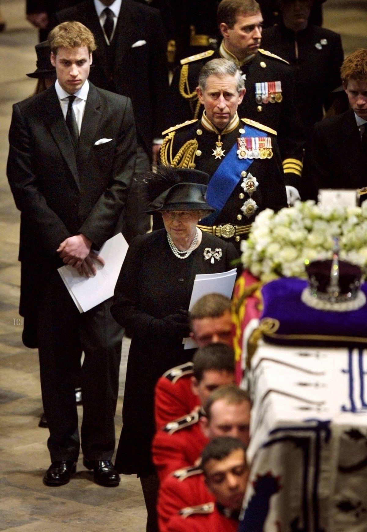 Il principe William (A), il principe di Galles (C), il principe Harry (D) e il Duca di York (dietro, C) camminano dietro la regina Elisabetta II (davanti, C) mentre segue il feretro della regina madre fuori dall'Abbazia di Westminster dopo il servizio funebre a Londra il 9 aprile 2002