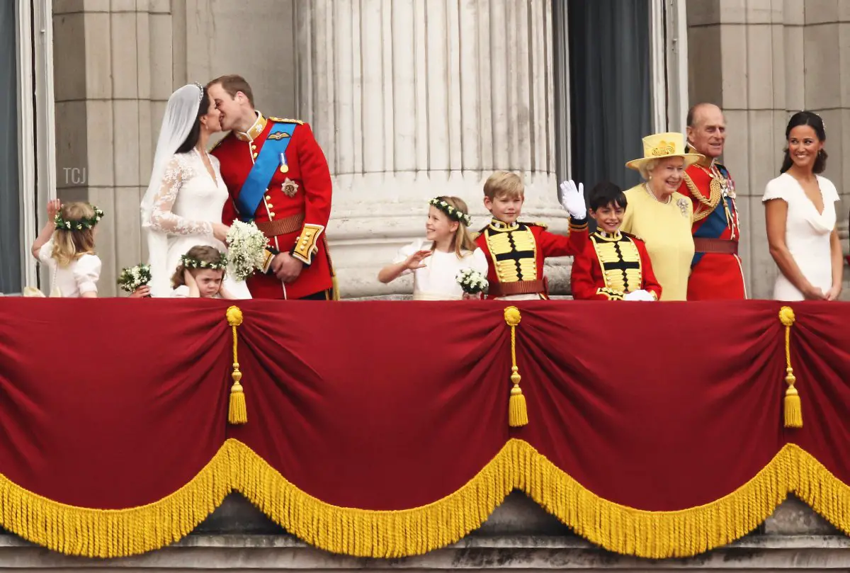 Le Loro Altezzas Reali il Principe William Duca di Cambridge e Catherine Duchessa di Cambridge si baciano dal balcone di Buckingham Palace il 29 aprile 2011 a Londra, Inghilterra