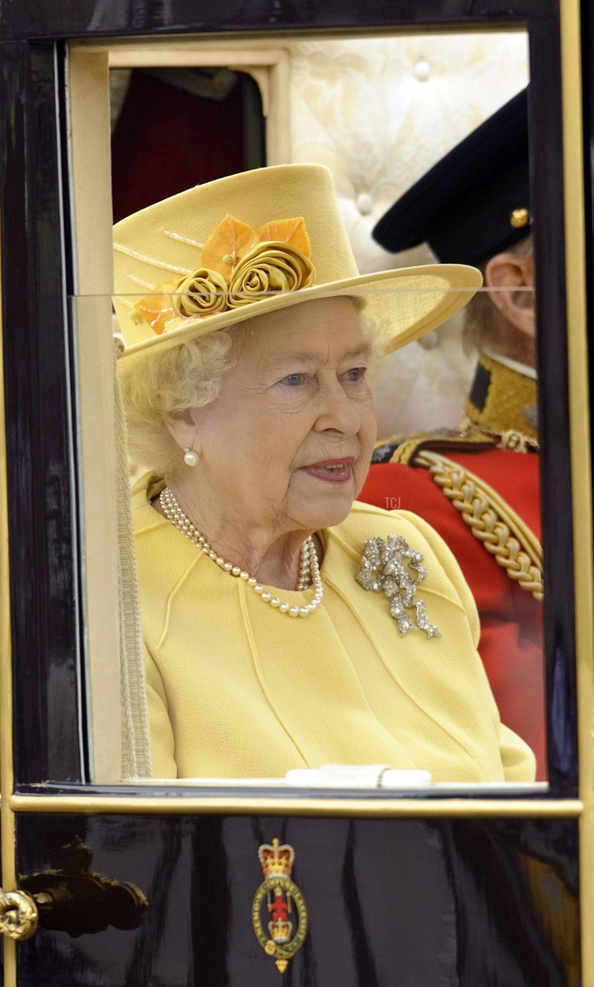 La Regina Elisabetta II e il Principe Filippo, Duca di Edimburgo, attraversano un corteo in carrozza verso Buckingham Palace dopo il matrimonio delle Loro Altezzas Reali il Principe William Duca di Cambridge e Catherine Duchessa di Cambridge all'Abbazia di Westminster il 29 aprile 2011 a Londra, Inghilterra