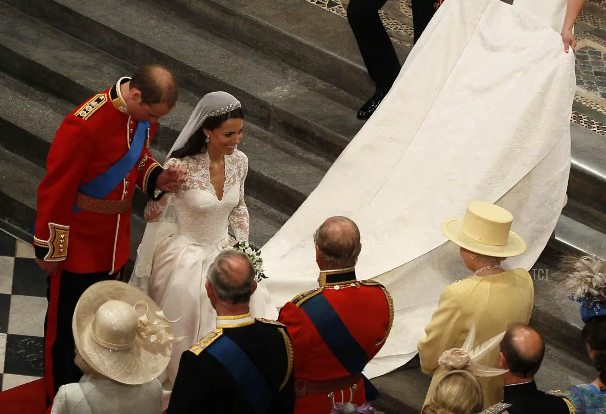 Il Principe William, Duca di Cambridge, si inchina e Catherine, Duchessa di Cambridge, fa una riverenza davanti alla Regina Elisabetta II mentre lasciano l'Abbazia di Westminster accompagnati dal suo testimone il Principe Harry e dalla damigella d'onore Pippa Middleton durante il loro Matrimonio Reale il 29 aprile 2011 a Londra, Inghilterra