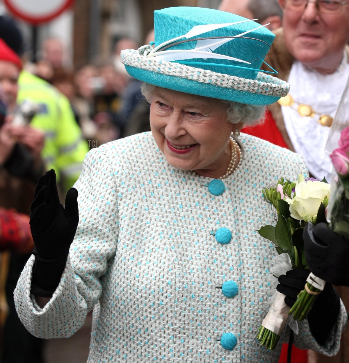 La Regina Elisabetta II saluta mentre lascia il Municipio di King's Lynn il 6 febbraio 2012 a Norfolk, Inghilterra