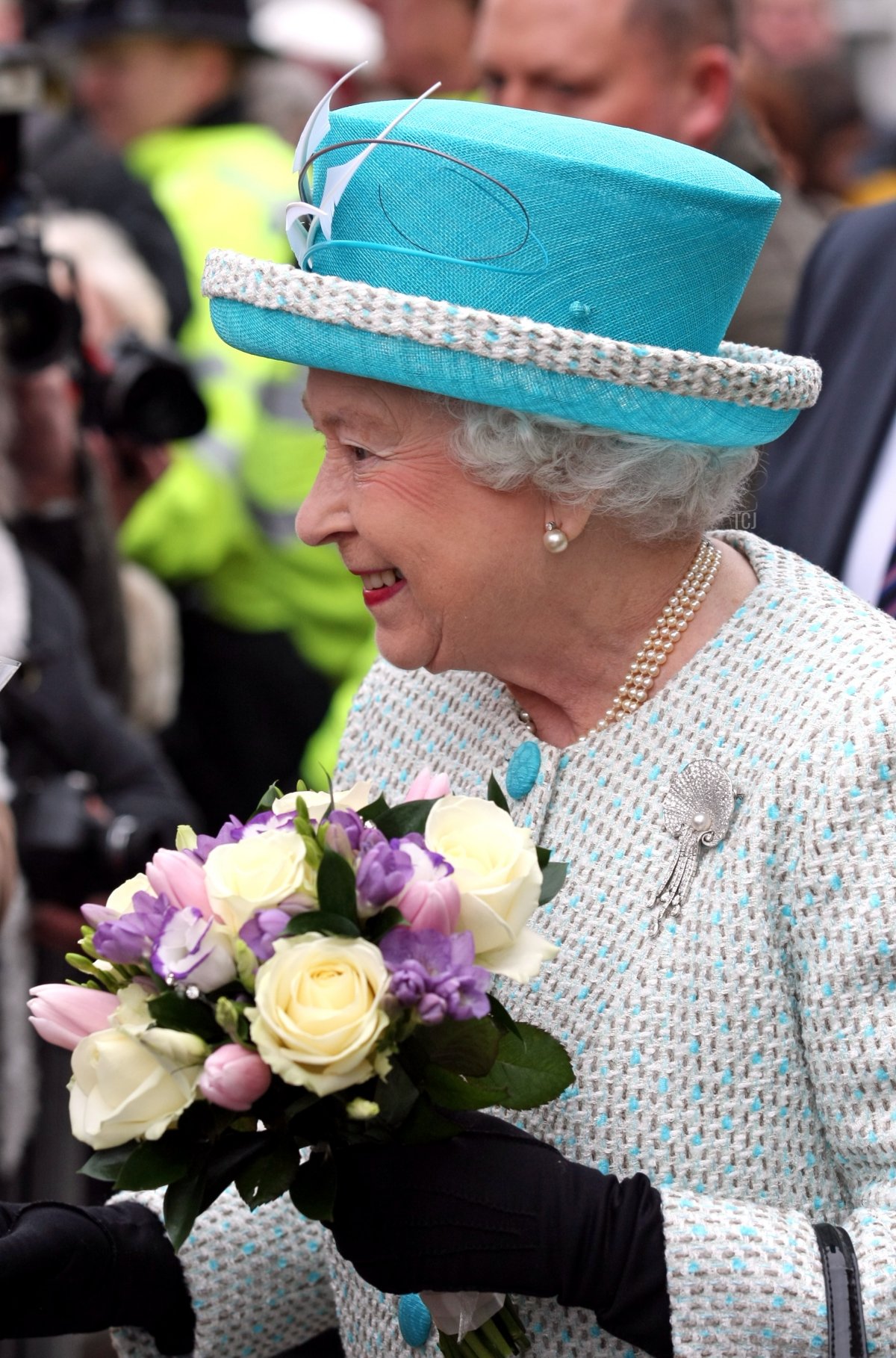 La Regina Elisabetta II viene accolta da benauguranti durante una visita al Municipio di King's Lynn il 6 febbraio 2012 a Norfolk, Inghilterra