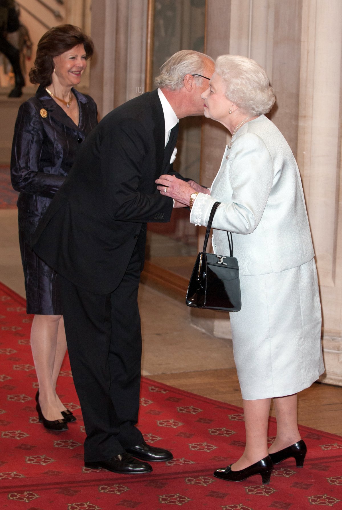 La Regina Silvia e il Re Carl XVI Gustaf di Svezia vengono accolti dalla Regina Elisabetta II al Castello di Windsor, a ovest di Londra, il 18 maggio 2012, per un pranzo in onore del Giubileo di una Sovrana ospitato dalla Regina britannica