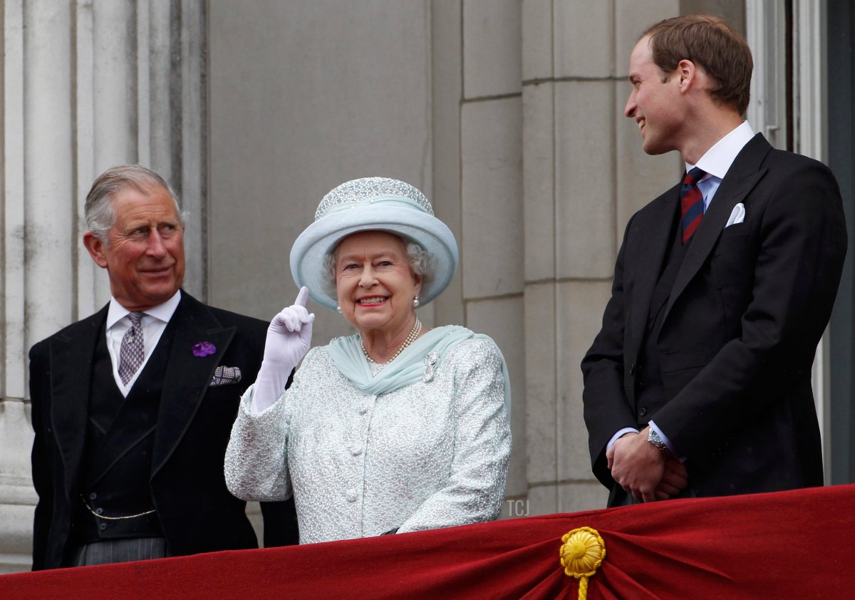 Il Principe Carlo, Principe di Galles, la Regina Elisabetta II e il Principe William, Duca di Cambridge sul balcone di Buckingham Palace durante il finale delle celebrazioni del Giubileo di Diamante della Regina il 5 giugno 2012 a Londra, Inghilterra