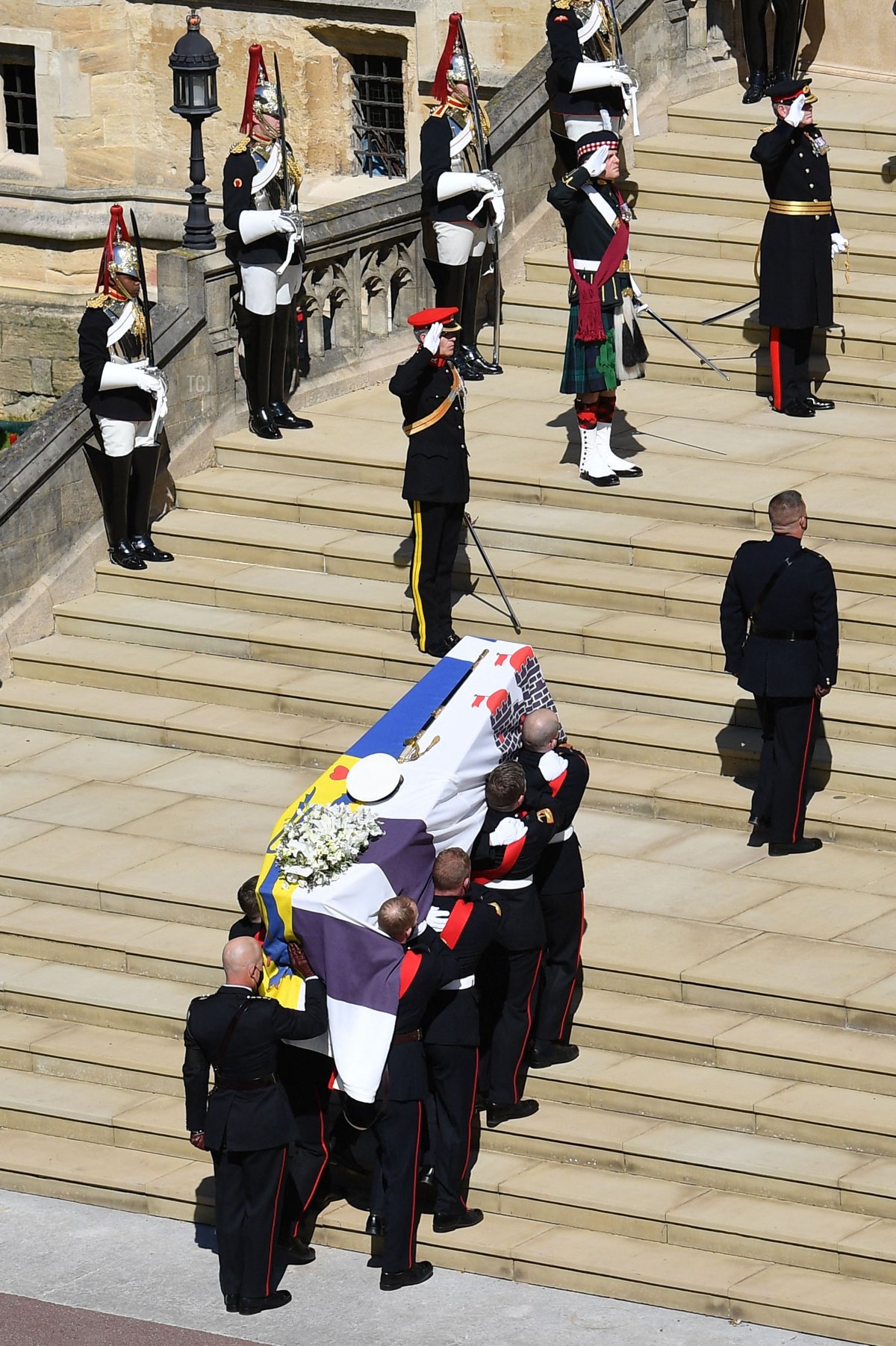 I portantini dei Royal Marines portano la bara nella Cappella di San Giorgio per dare inizio al servizio funebre del Principe Filippo, Duca di Edimburgo, al Castello di Windsor, il 17 aprile 2021