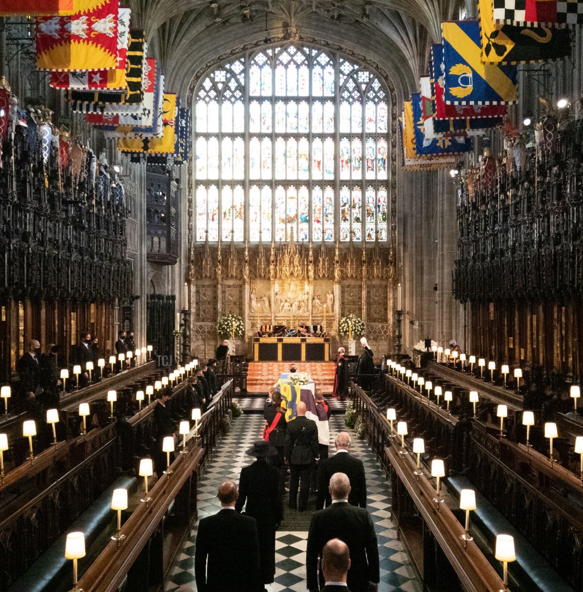 La bara viene portata nel Coro durante il servizio funebre del Principe Filippo, Duca di Edimburgo, all'interno della Cappella di San Giorgio al Castello di Windsor, il 17 aprile 2021