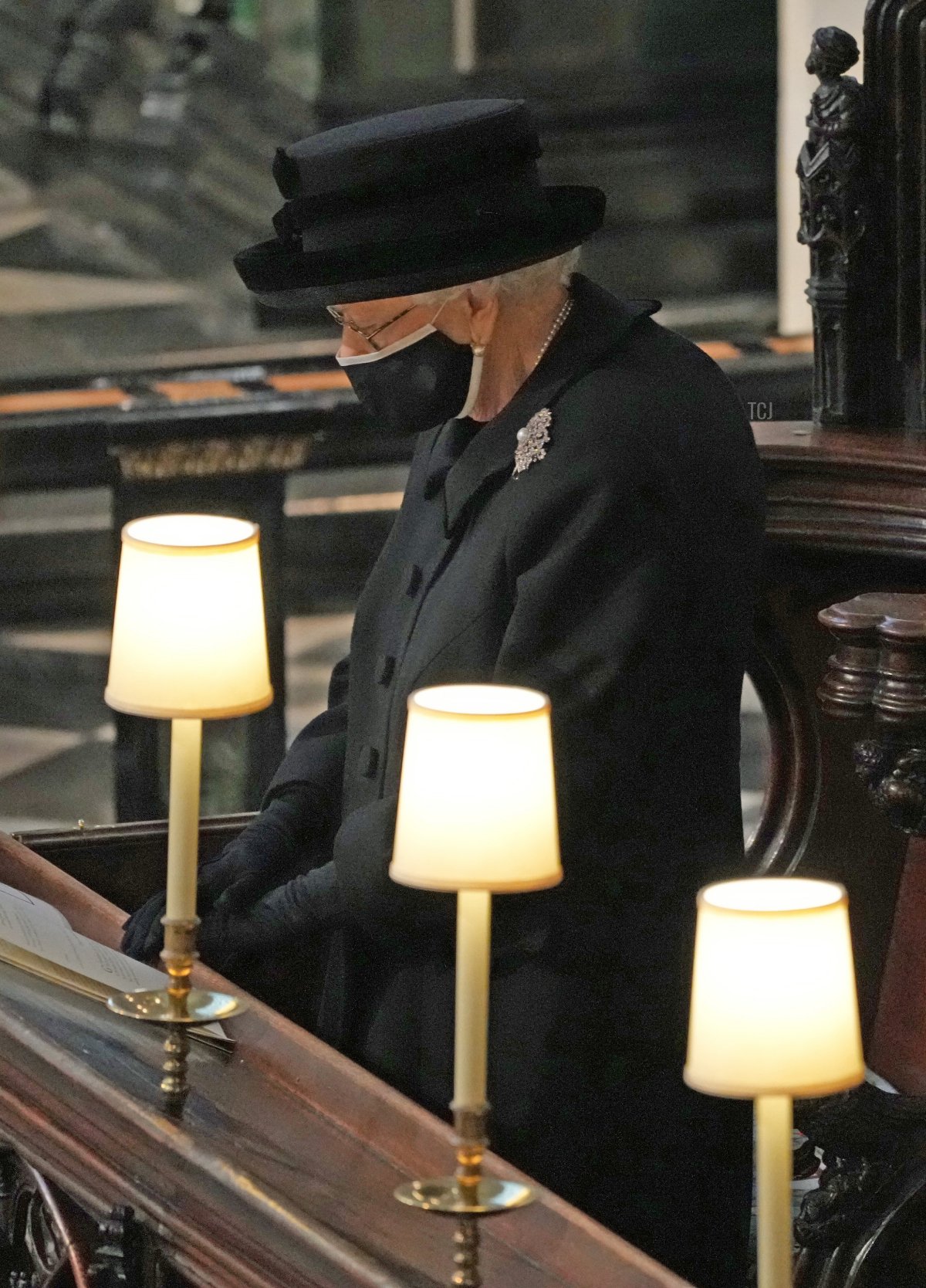 La Regina Elisabetta II e il Principe Andrea, Duca di York partecipano al funerale del Principe Filippo, Duca di Edimburgo al Castello di Windsor il 17 aprile 2021 a Windsor, Inghilterra