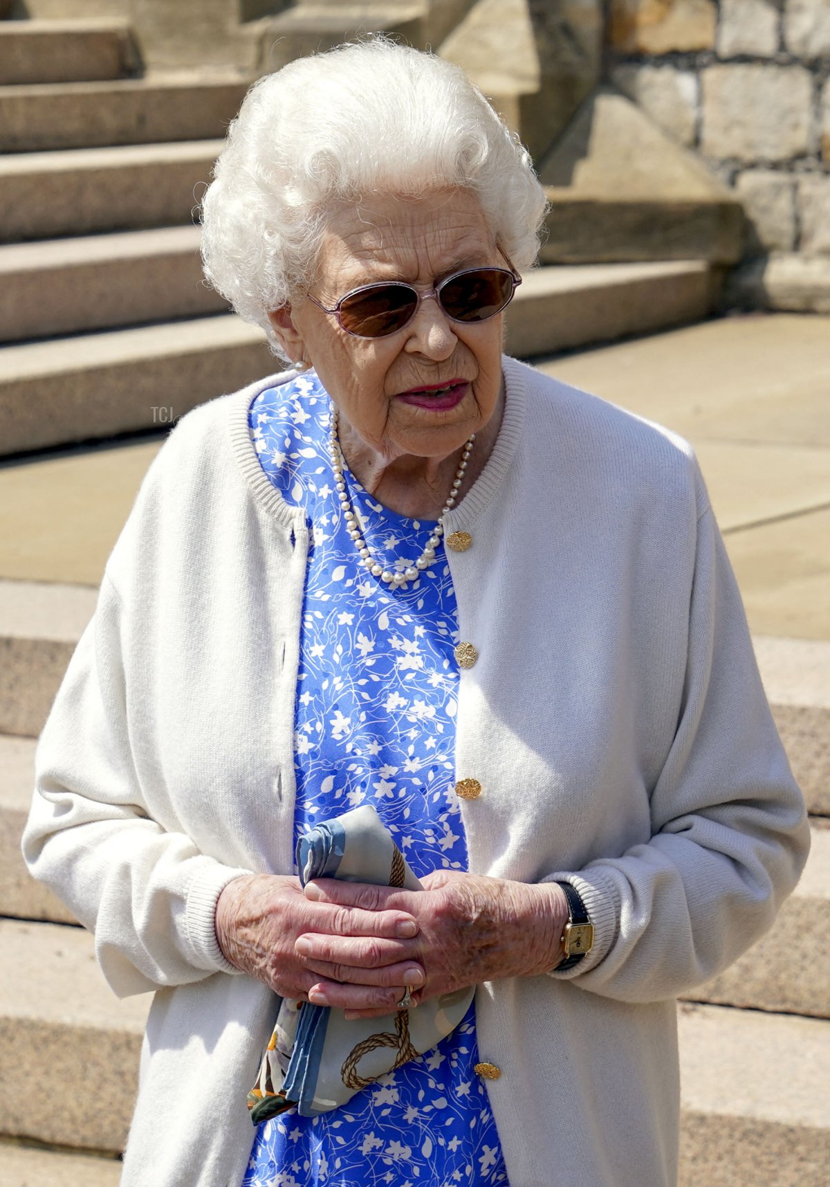 La Regina Elisabetta II reagisce dopo essere stata presentata con una rosa del Duca di Edimburgo, chiamata in memoria del suo defunto marito, il Principe Filippo, Duca di Edimburgo, dal Presidente della Royal Horticultural Society, Keith Weed (non visibile), al Castello di Windsor il 2 giugno 2021