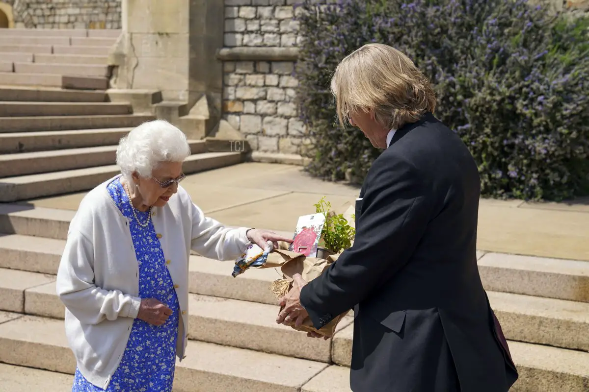 La Regina Elisabetta II riceve una rosa del Duca di Edimburgo, donata da Keith Weed, Presidente della Royal Horticultural Society, al Castello di Windsor il 9 giugno 2021 a Windsor, Inghilterra