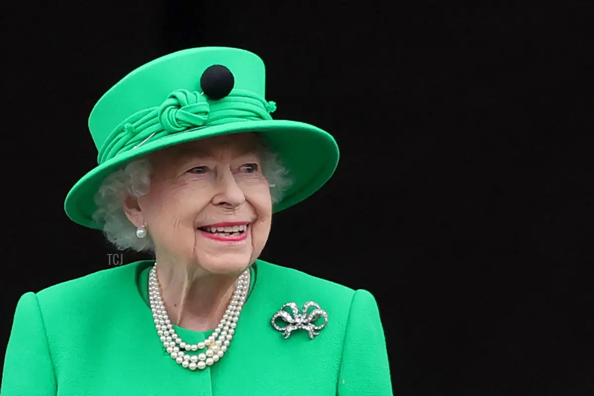 La Regina Elisabetta II sorride alla folla dal balcone di Buckingham Palace alla fine della Parata di Platino a Londra il 5 giugno 2022 come parte delle celebrazioni del Giubileo di Platino della Regina