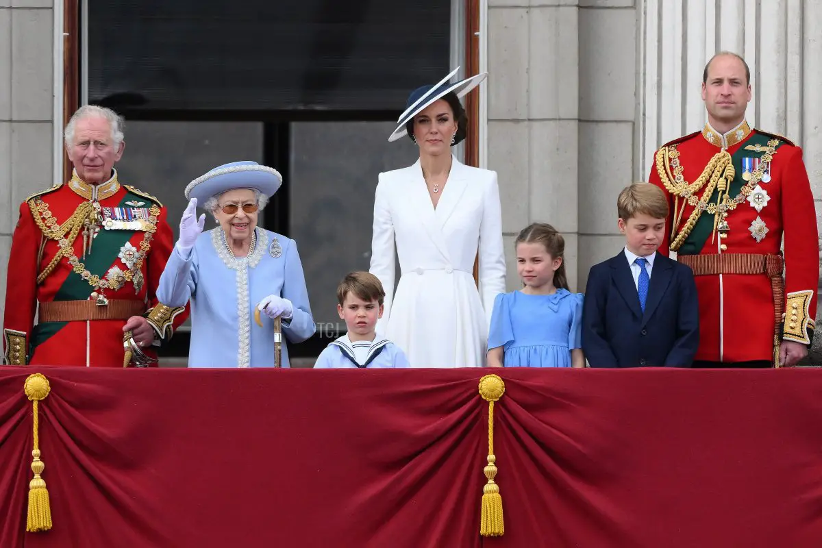 La Regina Elisabetta II (2L) sta con, da sinistra, il Principe Carlo, Principe di Galles, il Principe Louis di Cambridge, Catherine, Duchessa di Cambridge, la Principessa Charlotte di Cambridge, il Principe George di Cambridge, il Principe William, Duca di Cambridge, per assistere a un volo speciale dal balcone di Buckingham Palace dopo la Parata di Compleanno della Regina, il Trooping the Colour, come parte delle celebrazioni del Giubileo di Platino della Regina Elisabetta II, a Londra il 2 giugno 2022