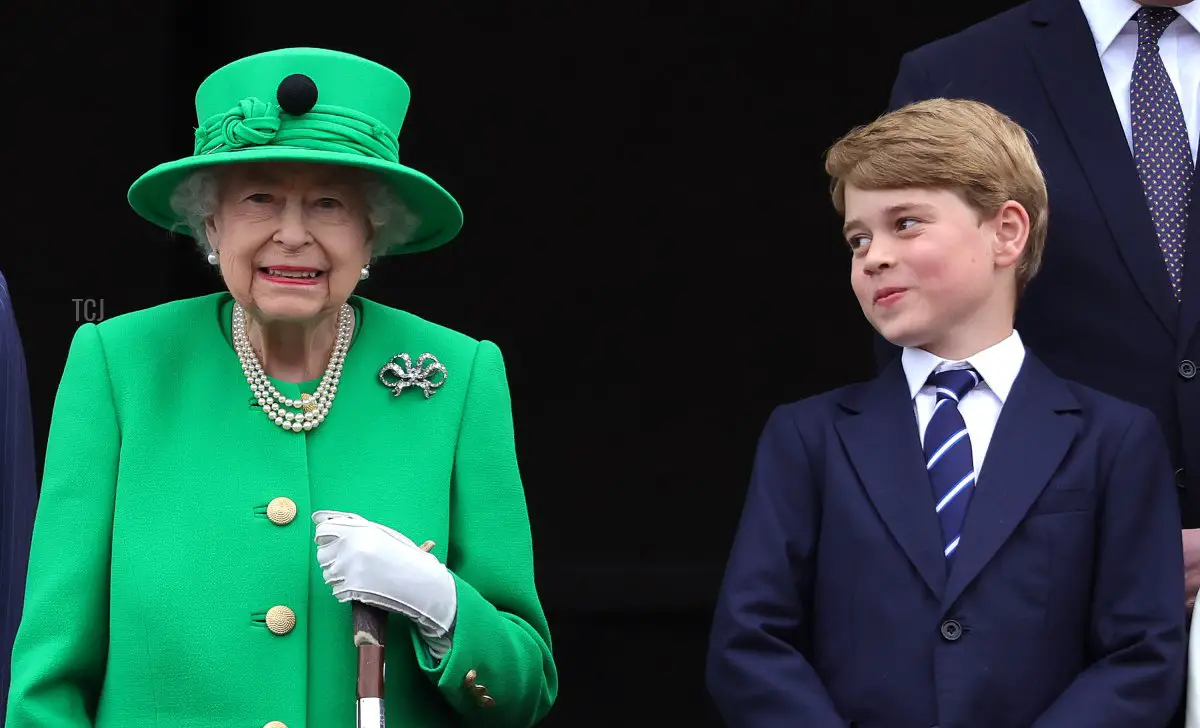 La regina Elisabetta II e il Principe George di Cambridge sul balcone di Buckingham Palace durante il Giubileo di Platino il 5 giugno 2022 a Londra, Inghilterra