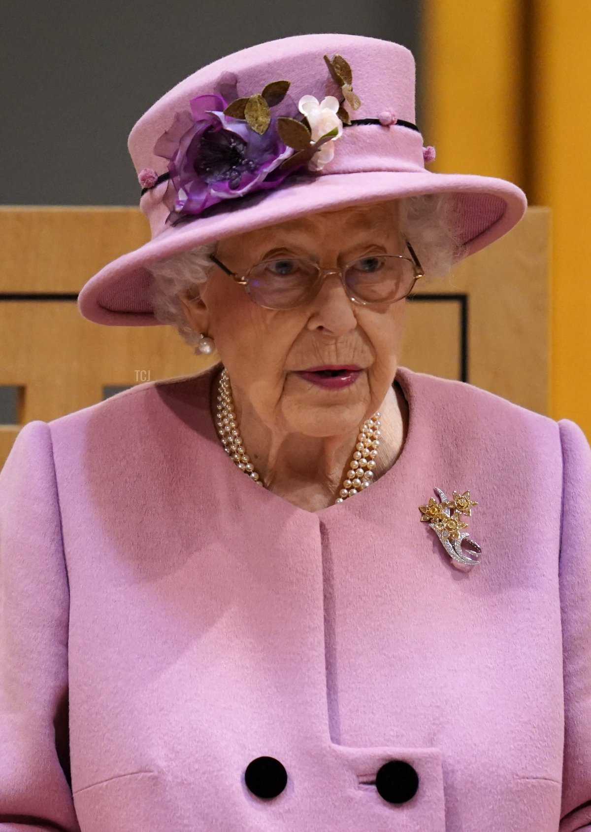 La regina Elisabetta II parla durante l'apertura cerimoniale del sesto Senedd, il Parlamento gallese, a Cardiff, Galles, il 14 ottobre 2021