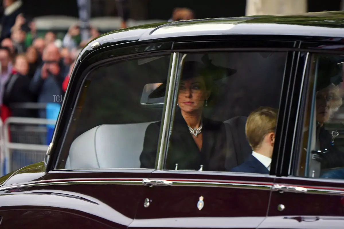 Catherine, Principessa di Galles, Camilla, Regina consorte e Principe George di Gallwes, sono visti su The Mall prima del funerale di stato per la Regina Elisabetta II il 19 settembre 2022 a Londra, Inghilterra