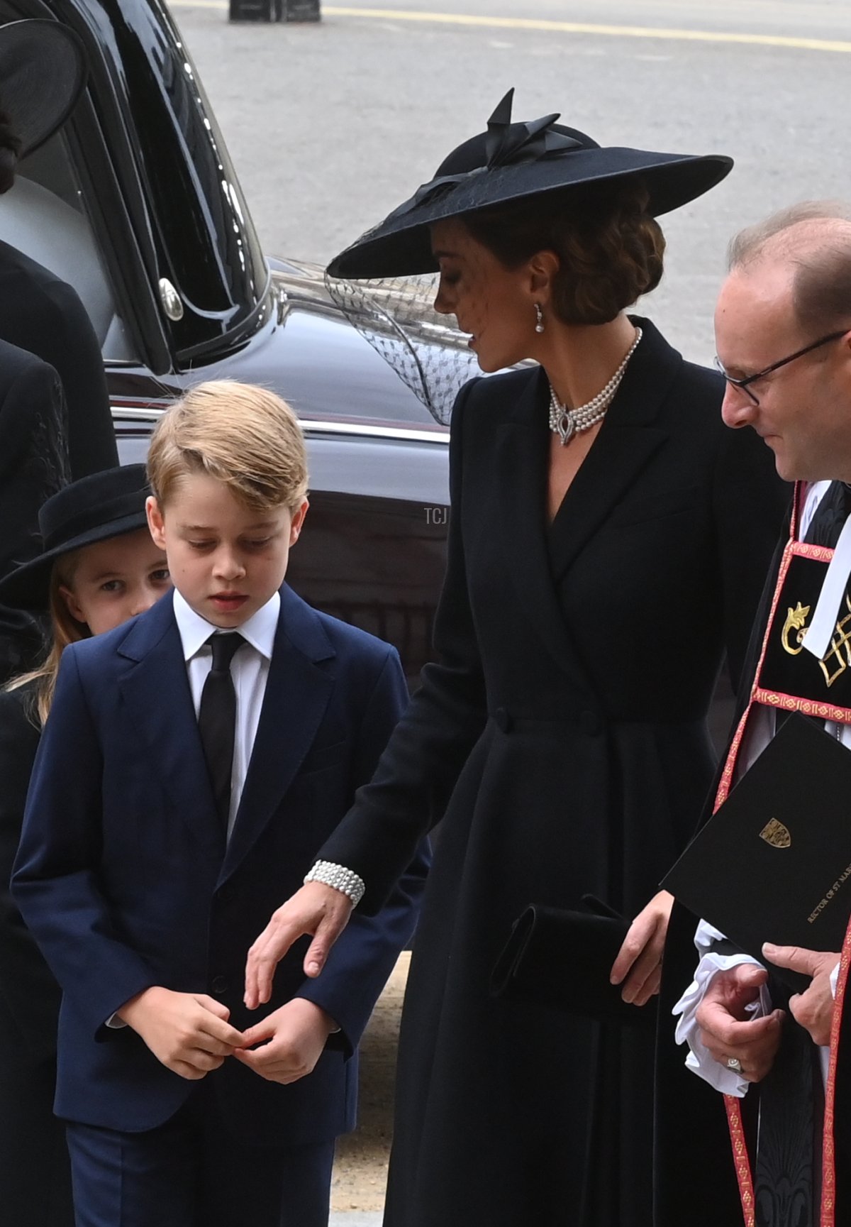 Principe George di Wales, Meghan, Duchessa di Sussex, Sophie, Contessa di Wessex e Catherine, Principessa di Galles, camminano dietro il corteo funebre della Regina portato sul carro armato di stato della Royal Navy mentre si dirige verso Westminster Abbey il 19 settembre 2022 a Londra, Inghilterra