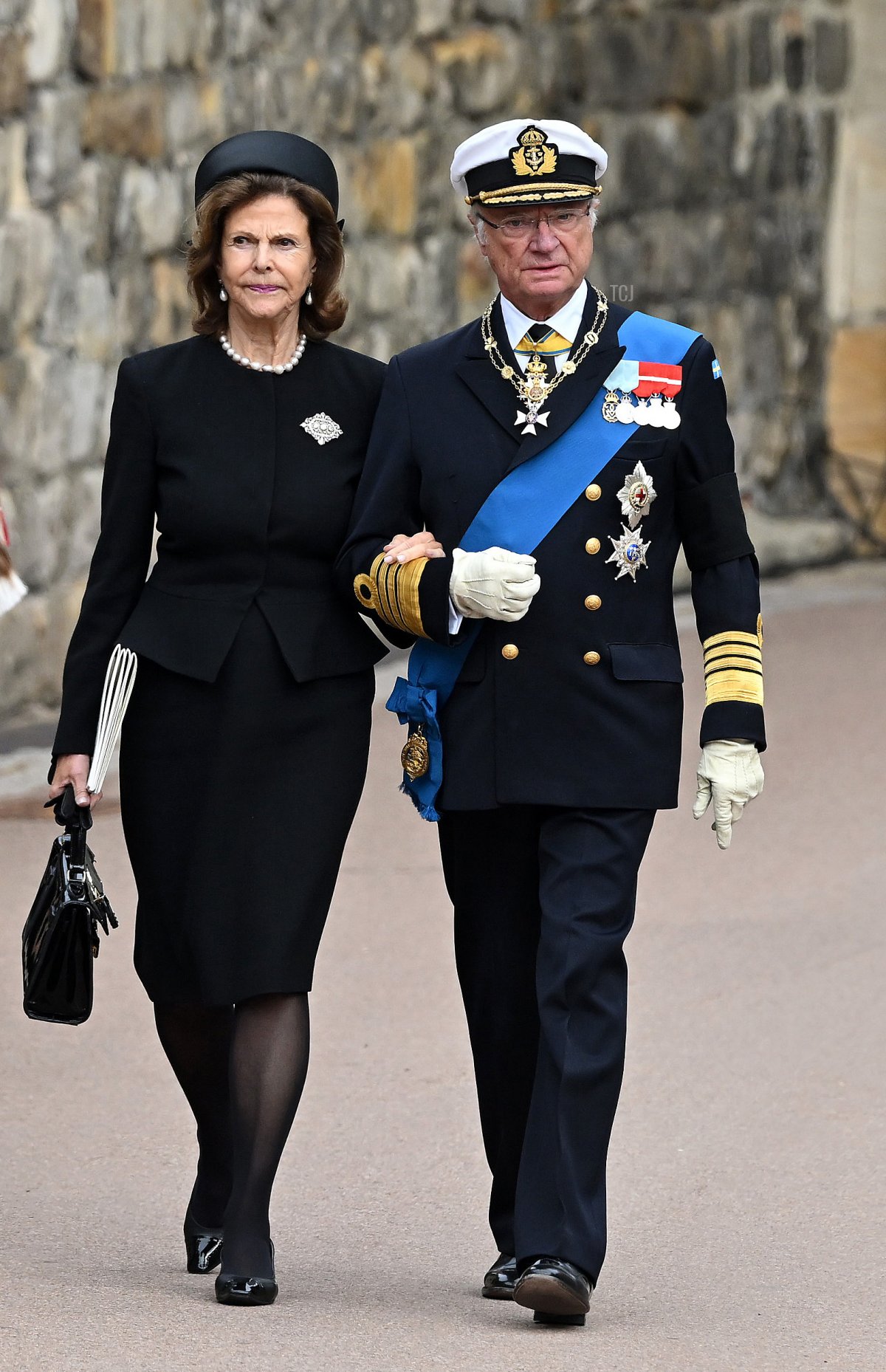 La Regina Silvia di Svezia e il Re Carl XVI Gustaf di Svezia arrivano al Servizio di Committal per la Regina Elisabetta II al Castello di Windsor il 19 settembre 2022 a Windsor, Inghilterra