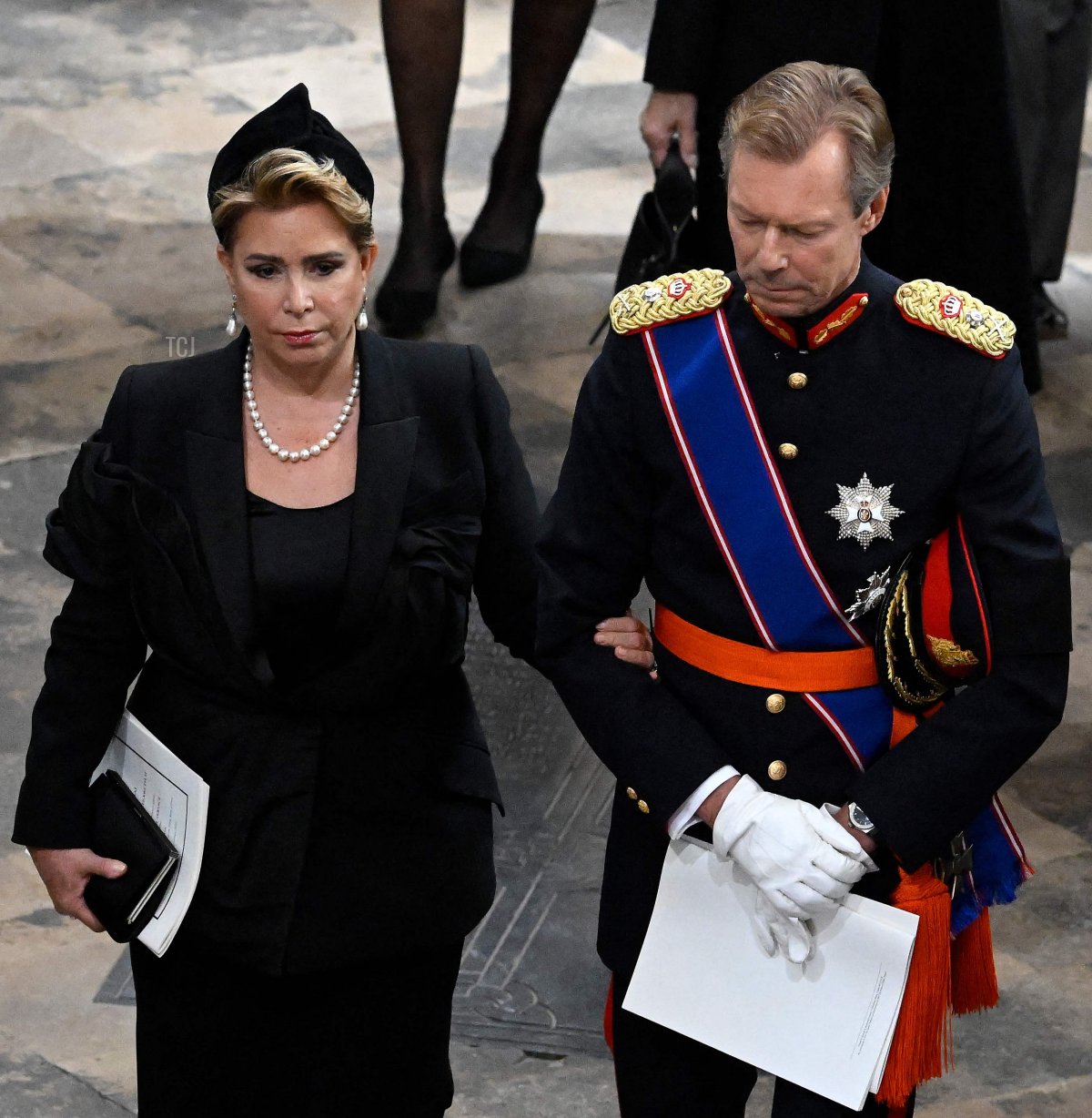 La Granduchessa Maria Teresa (L) e il Granduca Henri di Lussemburgo partono dall'Abbazia di Westminster durante il Funerale di Stato della Regina Elisabetta II il 19 settembre 2022 a Londra, Inghilterra