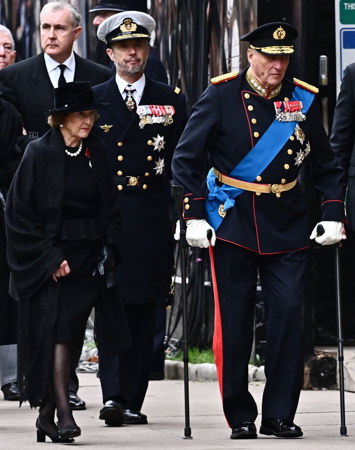 Il Re Harald V di Norvegia (C), e sua moglie la Regina Sonja, Frederik, Principe Ereditario di Danimarca e la Regina Margrethe II di Danimarca (L) arrivano all'Abbazia di Westminster a Londra il 19 settembre 2022, per il Servizio Funebre di Stato per la Regina Elisabetta II di Gran Bretagna