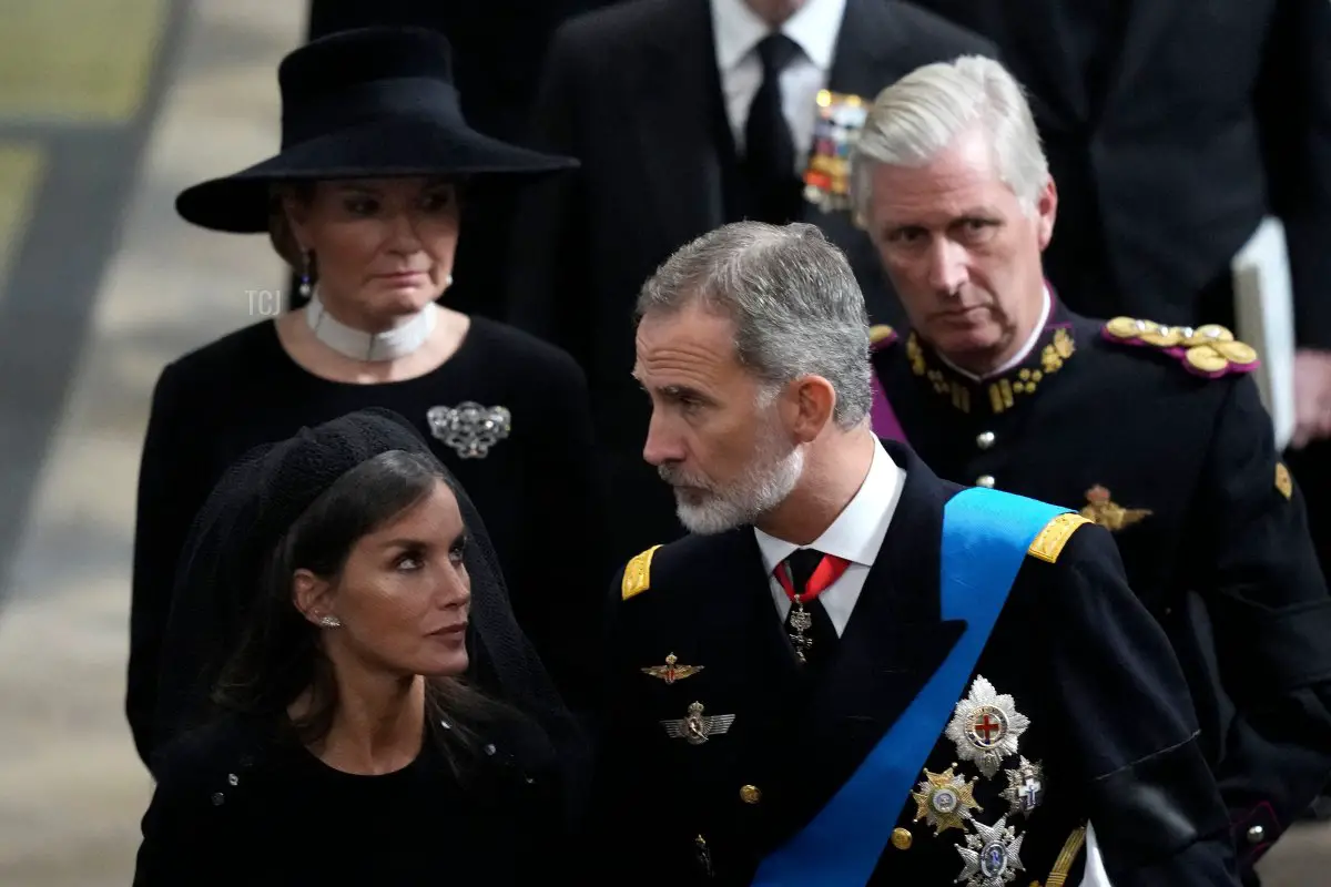 Il Re Felipe VI di Spagna (davanti a destra) e la Regina Letizia (davanti a sinistra) camminano con il Re Philippe e la Regina Mathilde del Belgio mentre escono dall'Abbazia di Westminster a Londra il 19 settembre 2022, dopo il Servizio Funebre di Stato per la Regina Elisabetta II di Gran Bretagna