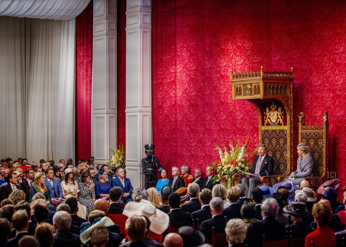 Re dei Paesi Bassi Guglielmo Alessandro (2° da destra) pronuncia il suo discorso mentre la regina Maxima si trova accanto a lui durante la cerimonia del Prinsjesdag al Teatro Reale, noto come Koninklijke Schouwburg, all'Aia il 20 settembre 2022