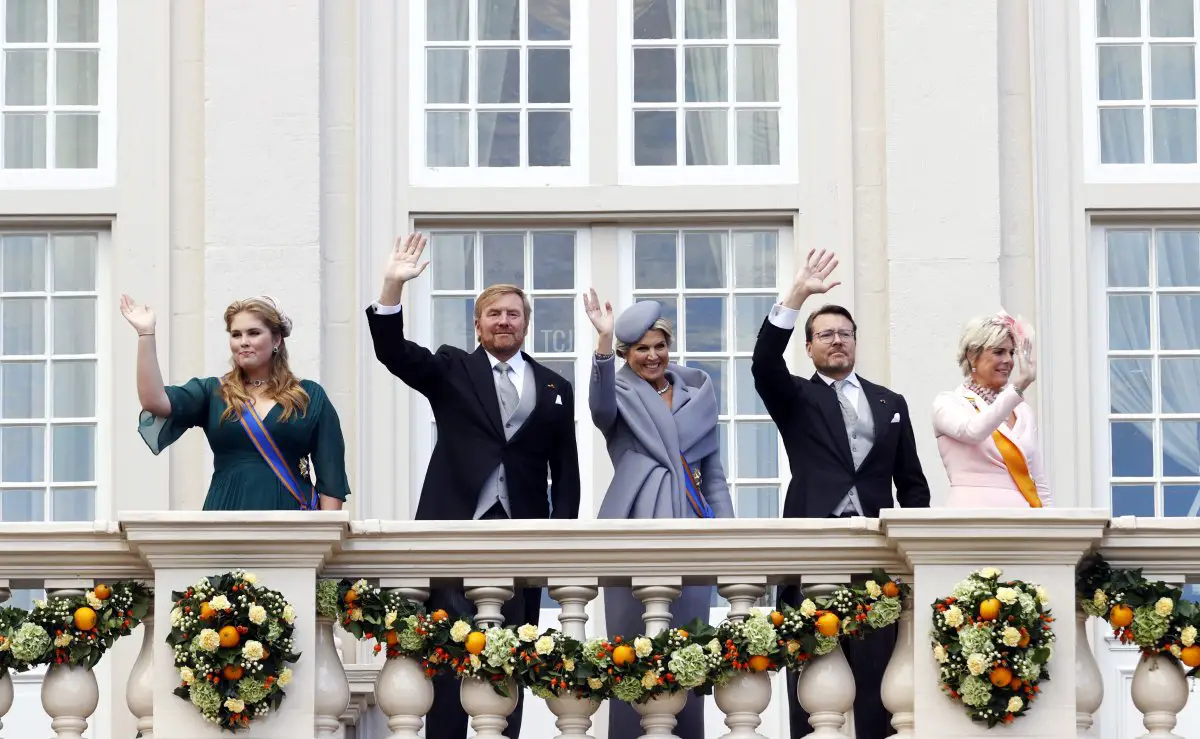 La principessa Amalia, il Re Guglielmo Alessandro, la Regina Maxima, il Principe Costantino e la Principessa Laurentien salutano dal balcone del Palazzo Noordeinde all'Aia, il 20 settembre 2022