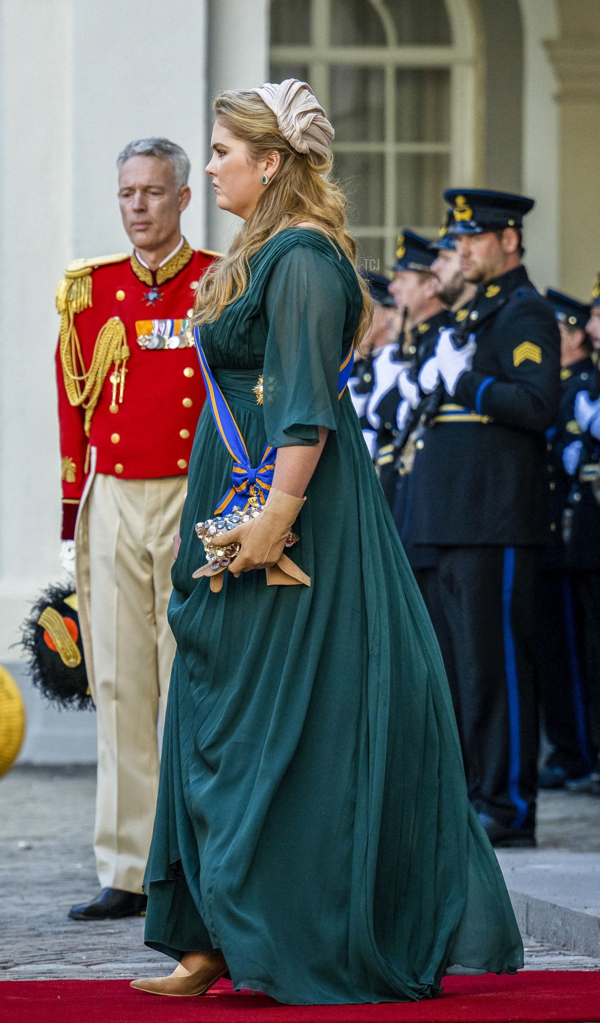 La Principessa Amalia lascia il Palazzo Noordeinde per partecipare alla cerimonia del Prinsjesdag al Teatro Reale, noto come Koninklijke Schouwburg, all'Aia il 20 settembre 2022, prima dell'inizio ufficiale dell'anno parlamentare