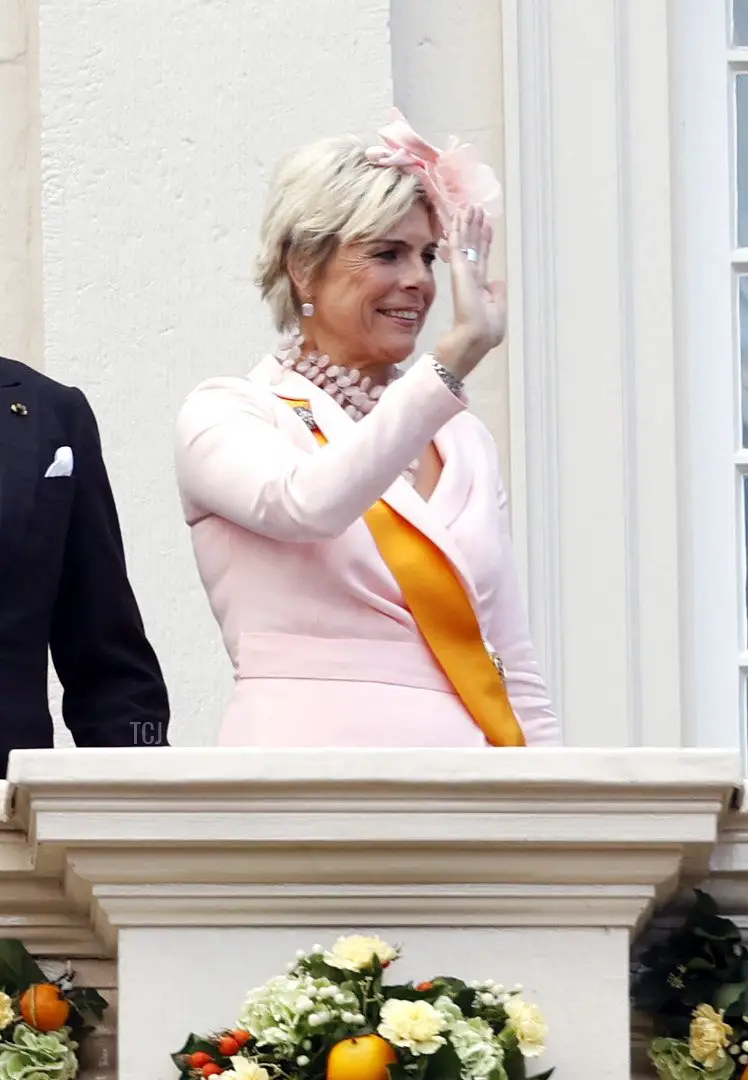 La principessa Amalia, il Re Guglielmo Alessandro, la Regina Maxima, il Principe Costantino e la Principessa Laurentien salutano dal balcone del Palazzo Noordeinde all'Aia, il 20 settembre 2022