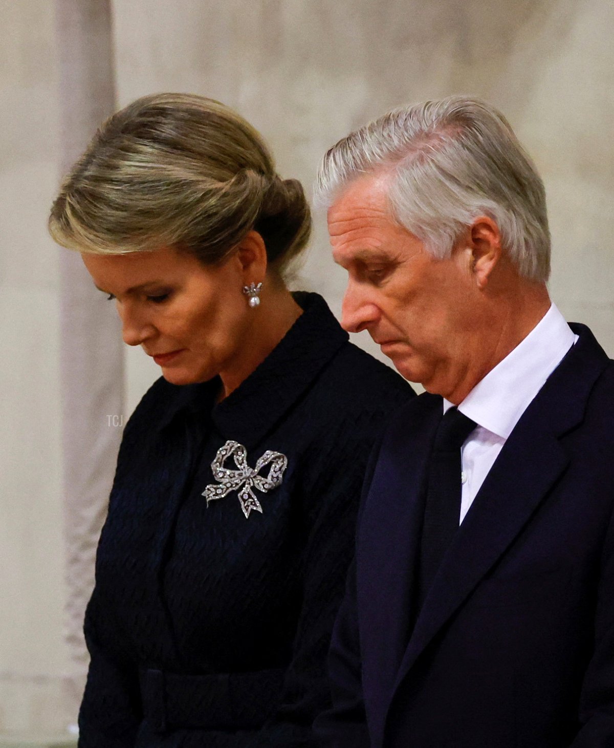 Il Re Philippe del Belgio e la Regina Mathilde del Belgio rendono omaggio alla bara della Regina Elisabetta II, in stato di veglia all'interno della Westminster Hall, al Palazzo di Westminster a Londra il 18 settembre 2022