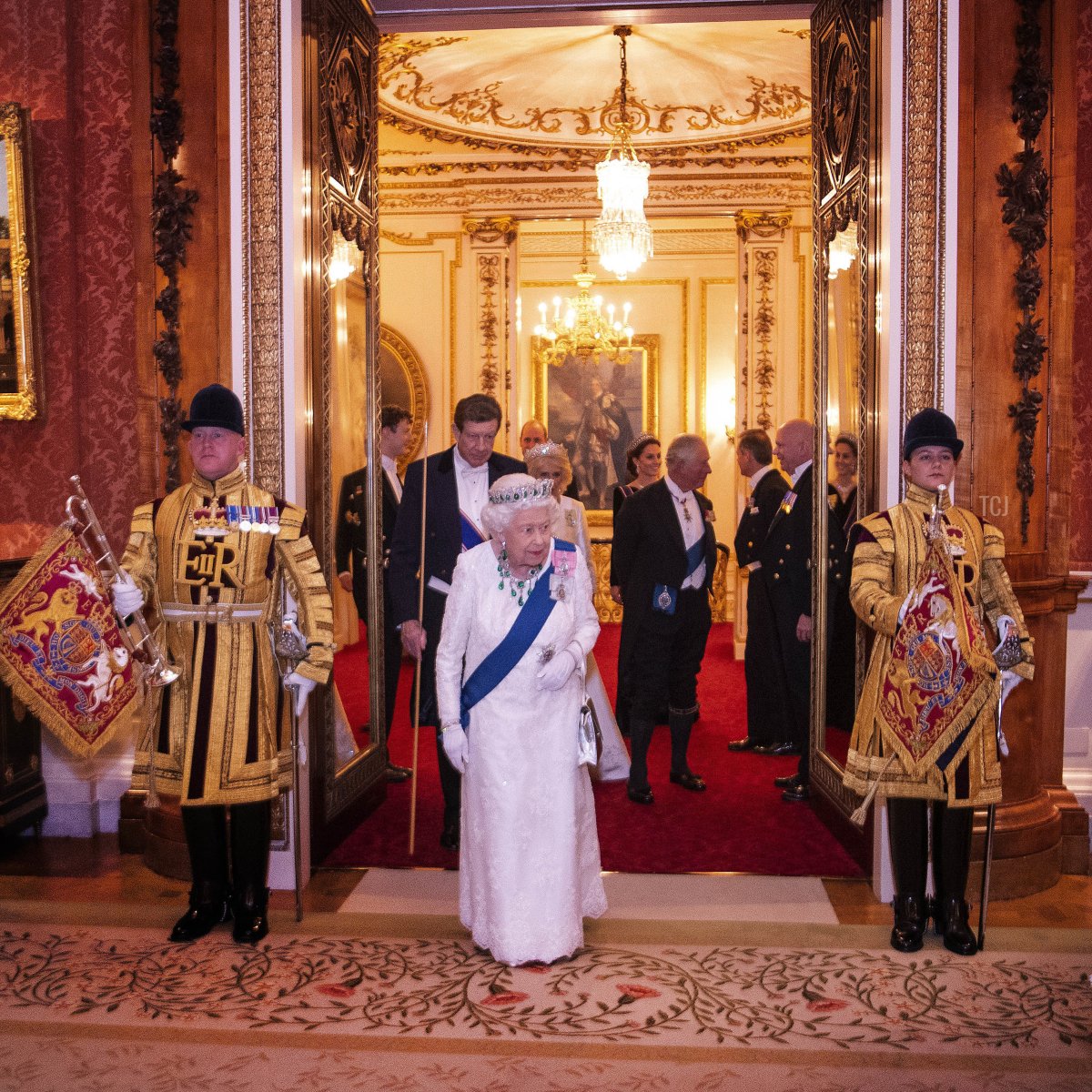 La Regina Elisabetta II a una ricezione serale per membri del Corpo Diplomatico a Buckingham Palace l'11 dicembre 2019 a Londra, Inghilterra