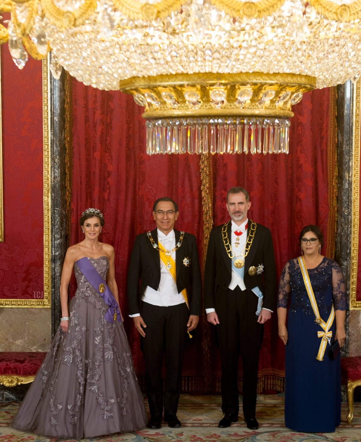 Il re di Spagna Felipe VI (2R) e la regina Letizia (L) posano con il presidente peruviano Martin Vizcarra (2L) e sua moglie Maribel Diaz durante una cena ufficiale al Palazzo Reale di Madrid il 27 febbraio 2019