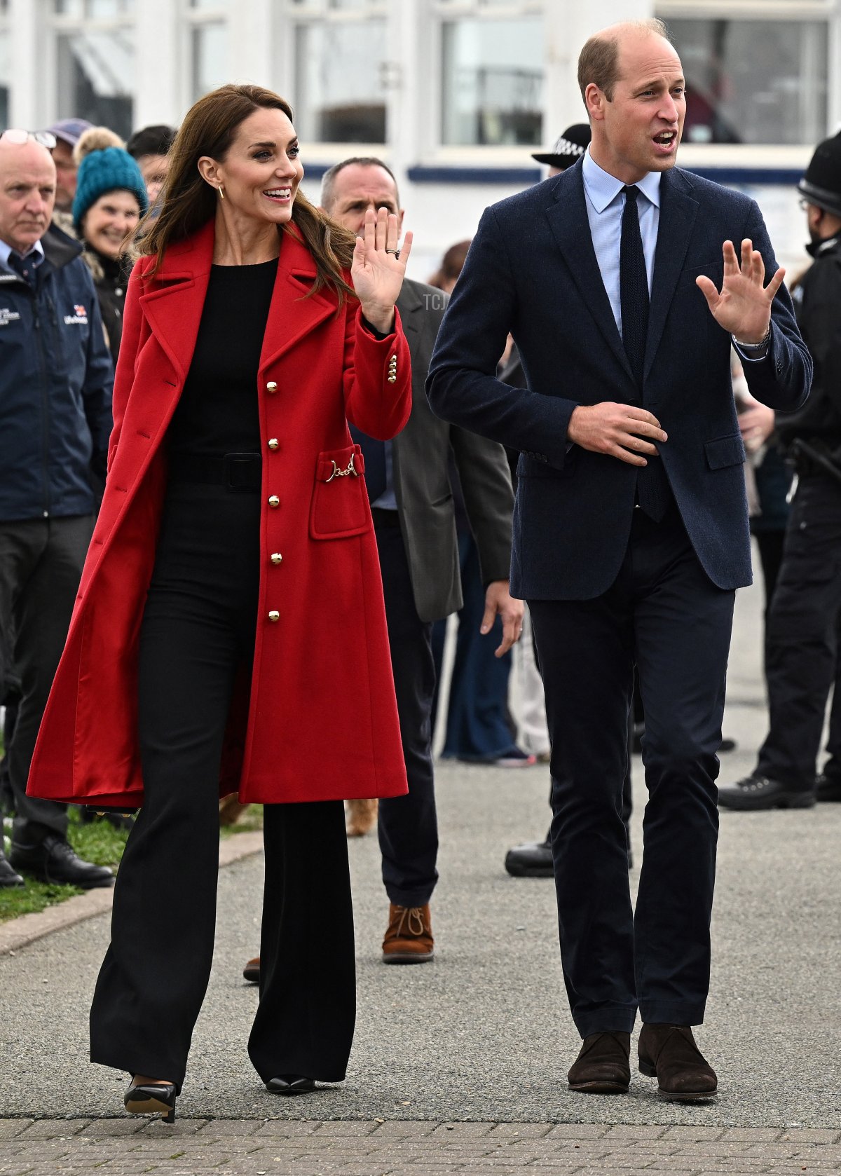 William, Principe di Galles, e la moglie Catherine, salutano il pubblico dopo una visita alla RNLI Holyhead Lifeboat Station a Anglesey, Galles, il 27 settembre 2022