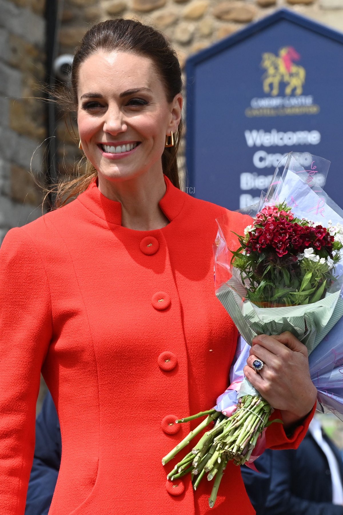 Catherine lascia il Castello di Cardiff con un mazzo di fiori.