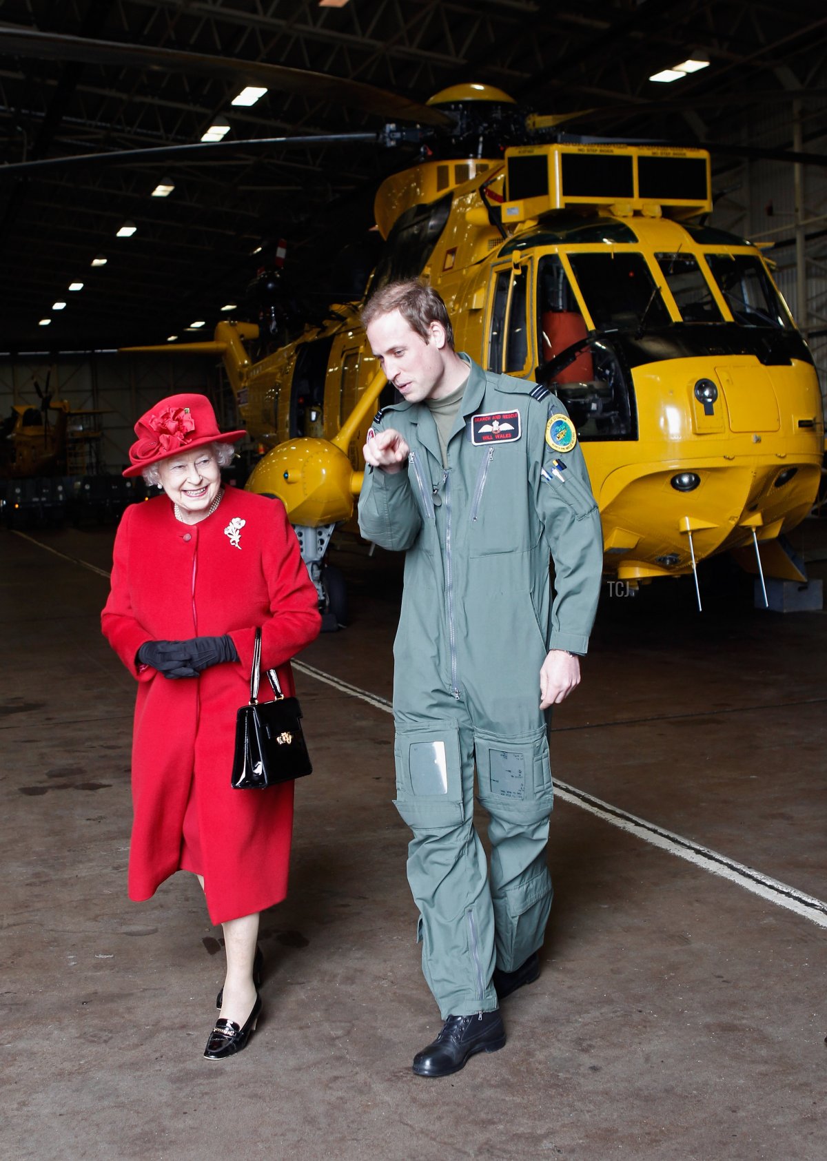 La Regina Elisabetta II con il Principe William durante una visita a RAF Valley.