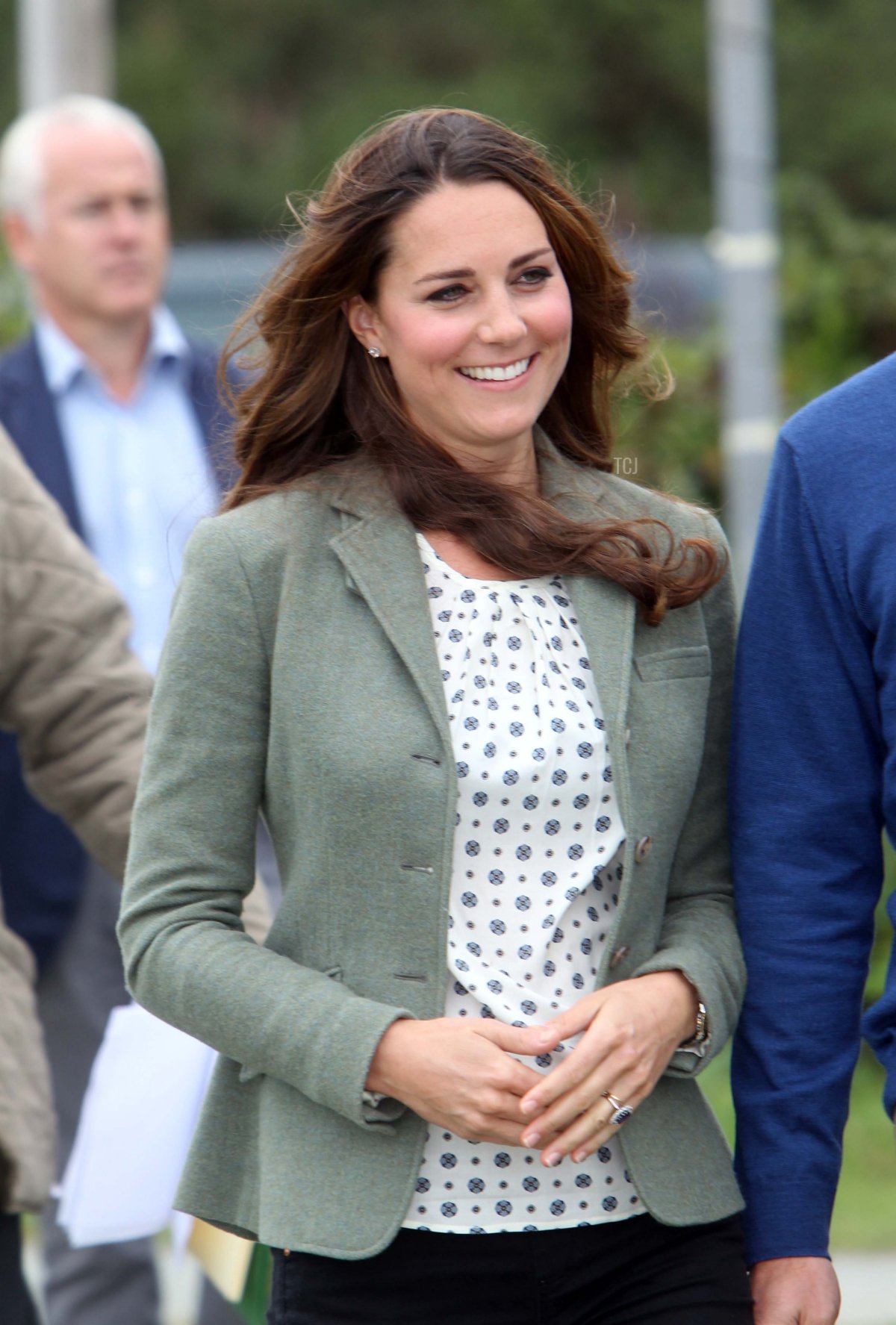 Catherine assiste alla partenza di un maratona costiera.