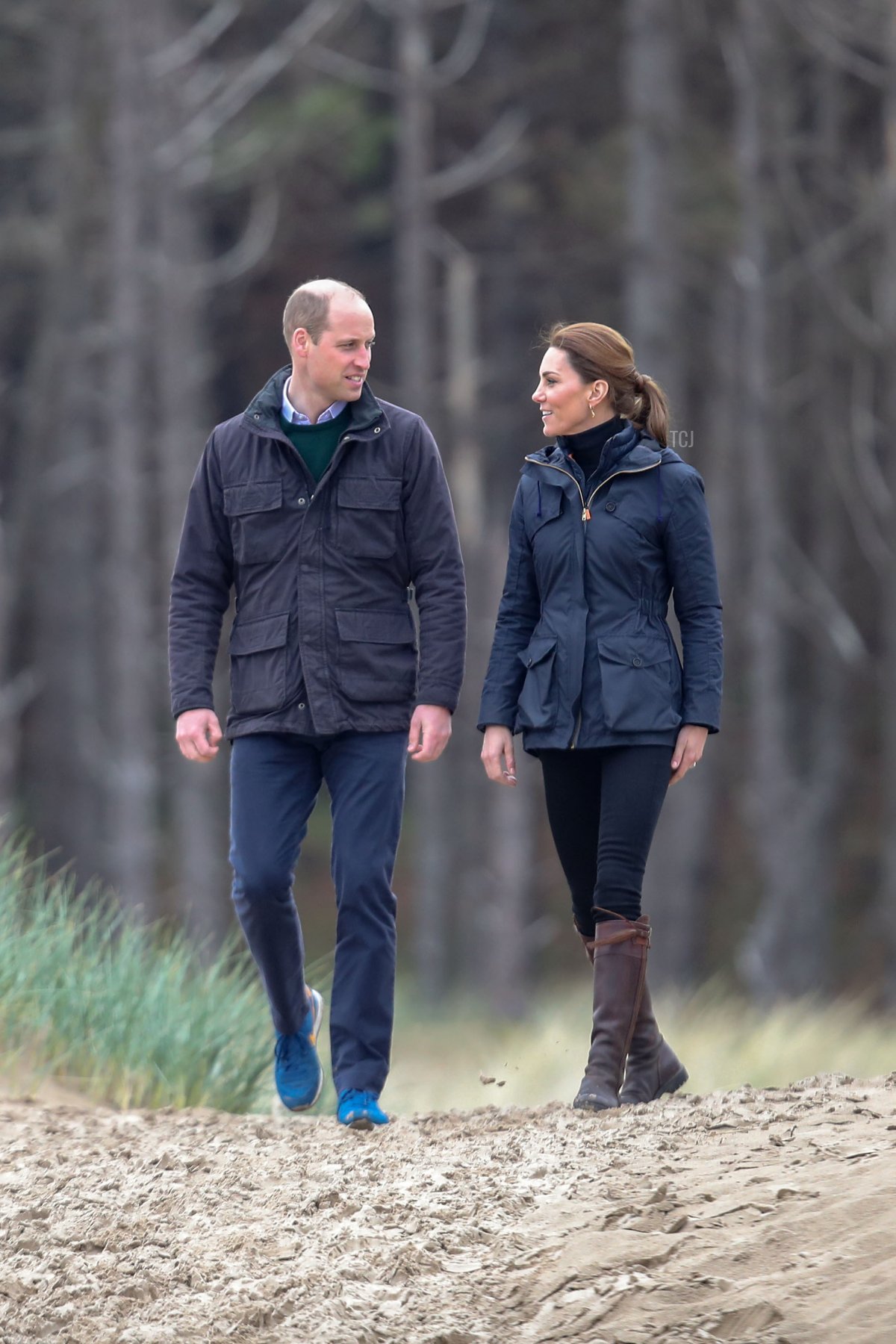 William e Catherine visitano Newborough Beach e incontrano i Boy Scouts.