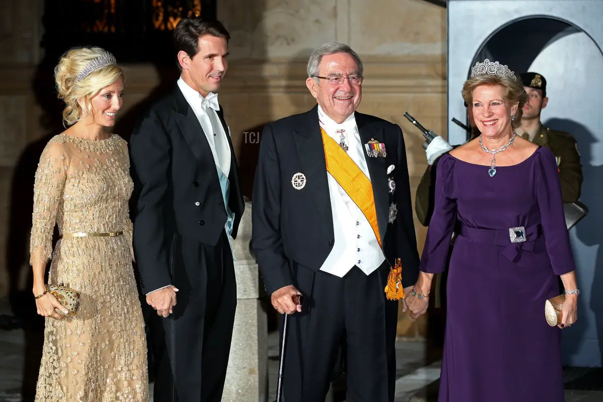 La Principessa Marie Chantal di Grecia, il Principe Pavlos di Grecia, il Re Costantino di Grecia e la Regina Anne Marie di Grecia partecipano alla cena di gala per il matrimonio del Principe Guillaume di Lussemburgo e Stephanie de Lannoy al Palazzo Granducale il 19 ottobre 2012 a Lussemburgo