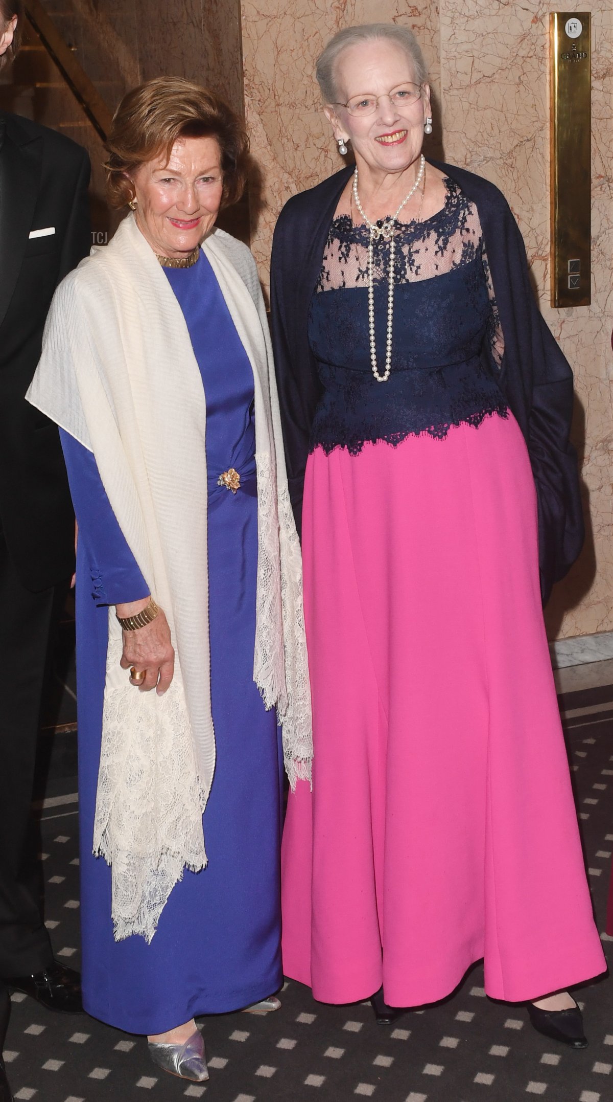 La regina Sonja di Norvegia e la regina Margrethe di Danimarca arrivano al Grand Hotel mentre la regina Margrethe di Danimarca riceve il Nordic Association's Language Award il 26 settembre 2022 a Oslo, Norvegia