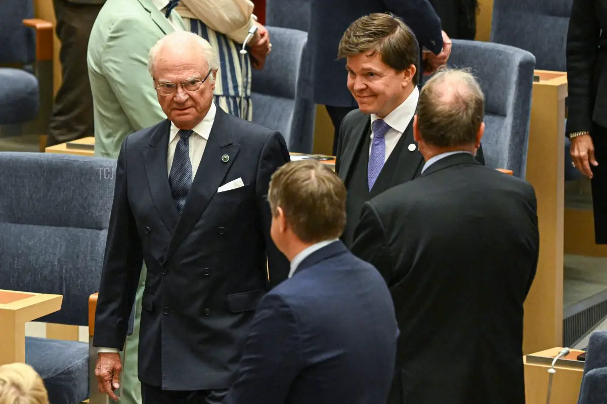 Il Presidente del Riksdag Andreas Norlen (R) e il Re di Svezia Carl XVI Gustaf arrivano all'apertura del Parlamento svedese Riksdagen il 27 settembre 2022 a Stoccolma