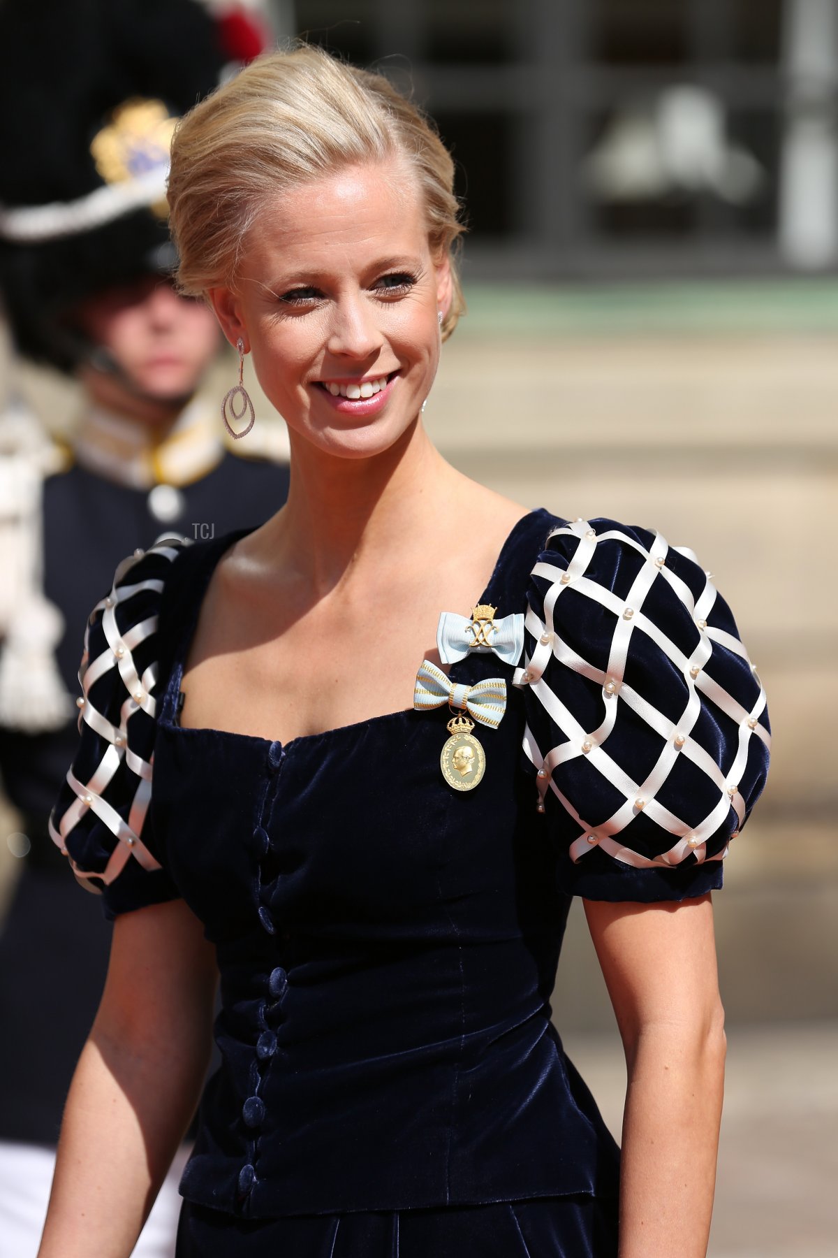 Un ospite partecipa al matrimonio reale del Principe Carl Philip di Svezia e di Sofia Hellqvist al Palazzo Reale il 13 giugno 2015 a Stoccolma, Svezia