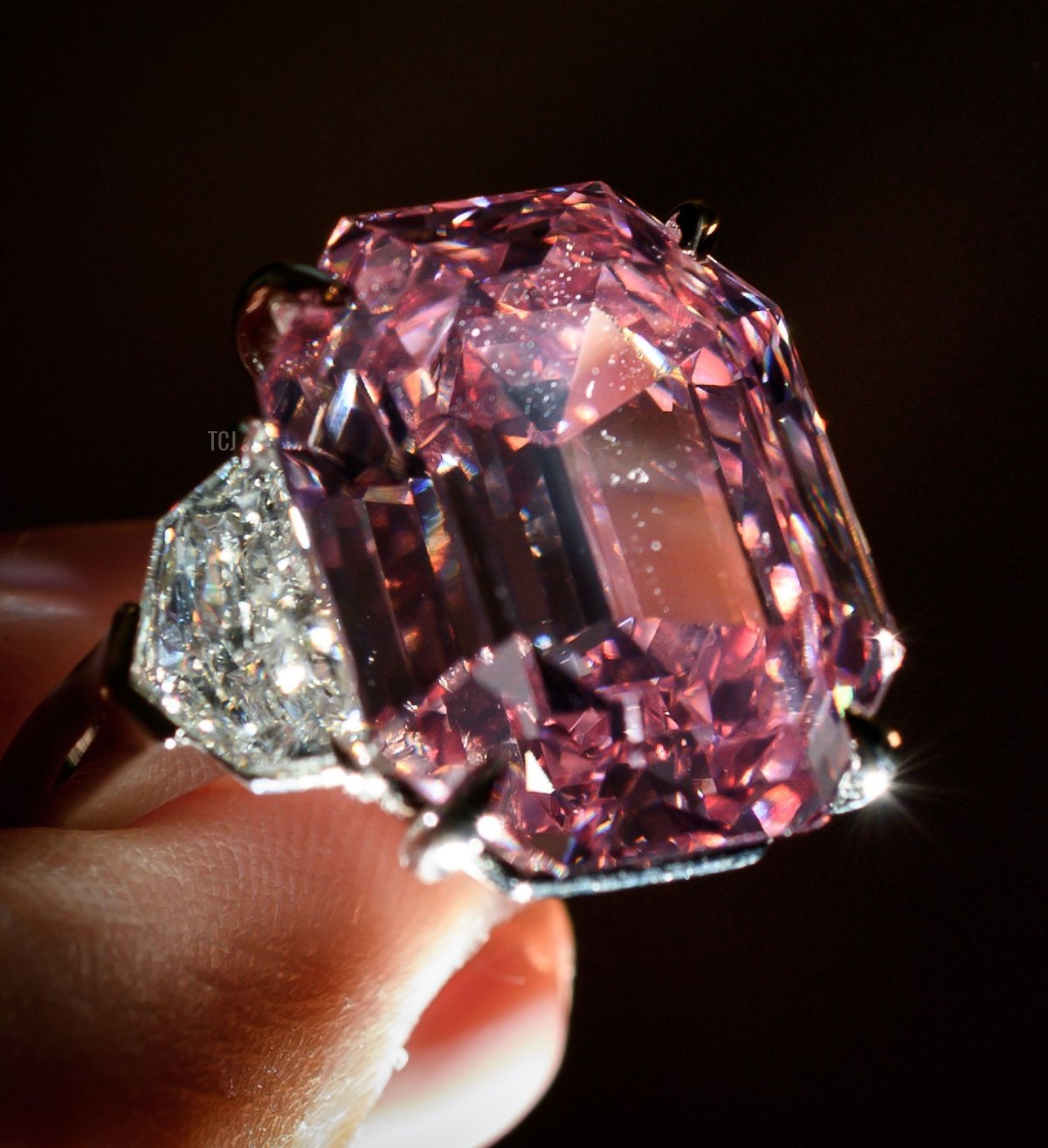 Il Pink Legacy, un diamante rosa da 18.96 carati una volta di proprietà della famiglia Oppenheimer è esposto l'8 novembre 2018 durante una presentazione stampa prima delle vendite da parte della casa d'aste Christie's a Ginevra