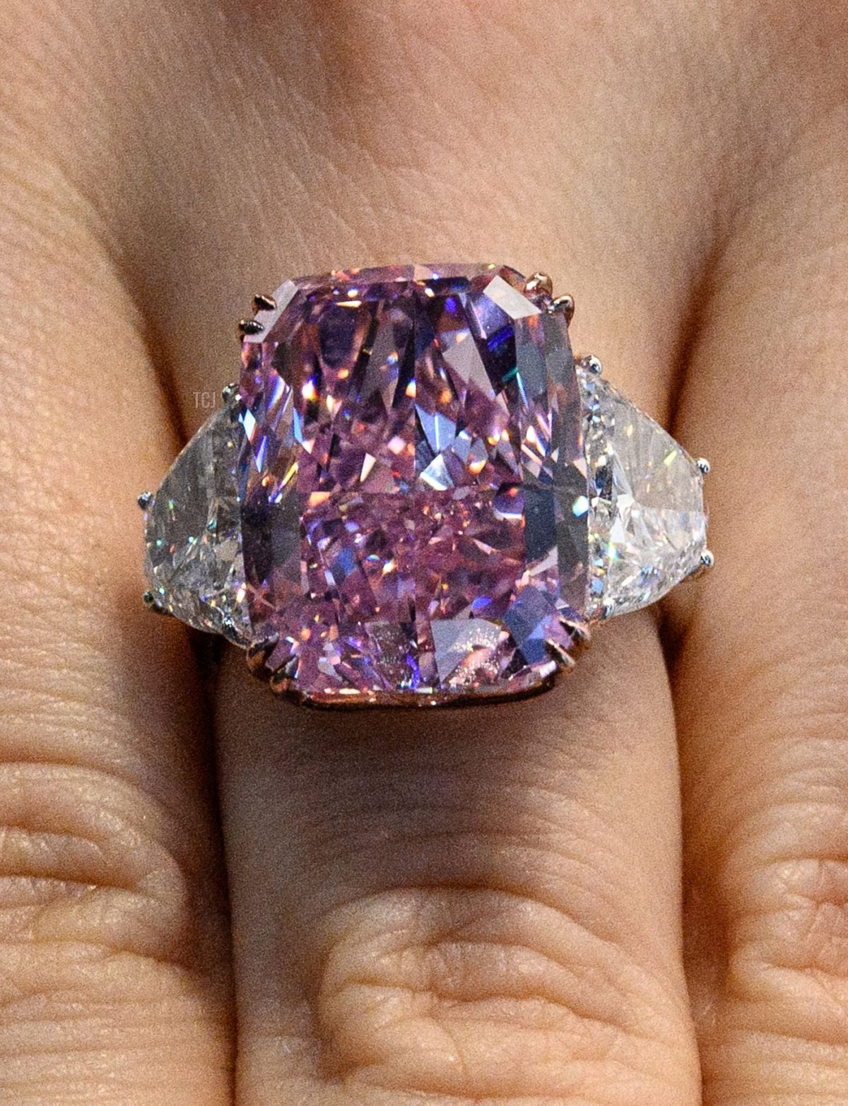 Una donna espone il diamante Sakura, un anello da 15.81 carati di diamante rosa intenso interno impeccabile di tipo lla, durante una preview pre-asta di Christie's a Hong Kong il 20 maggio 2021