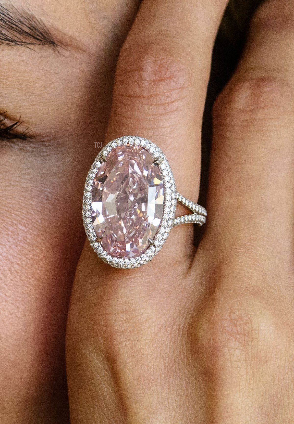 L'anello Pink Promise, diamante rosa vivido/VVS1 da 14.93 carati, stimato tra 220-320 milioni di HKD, è indossato da Eliza Sam nello showroom di Christie's a Hong Kong il 1° novembre 2017