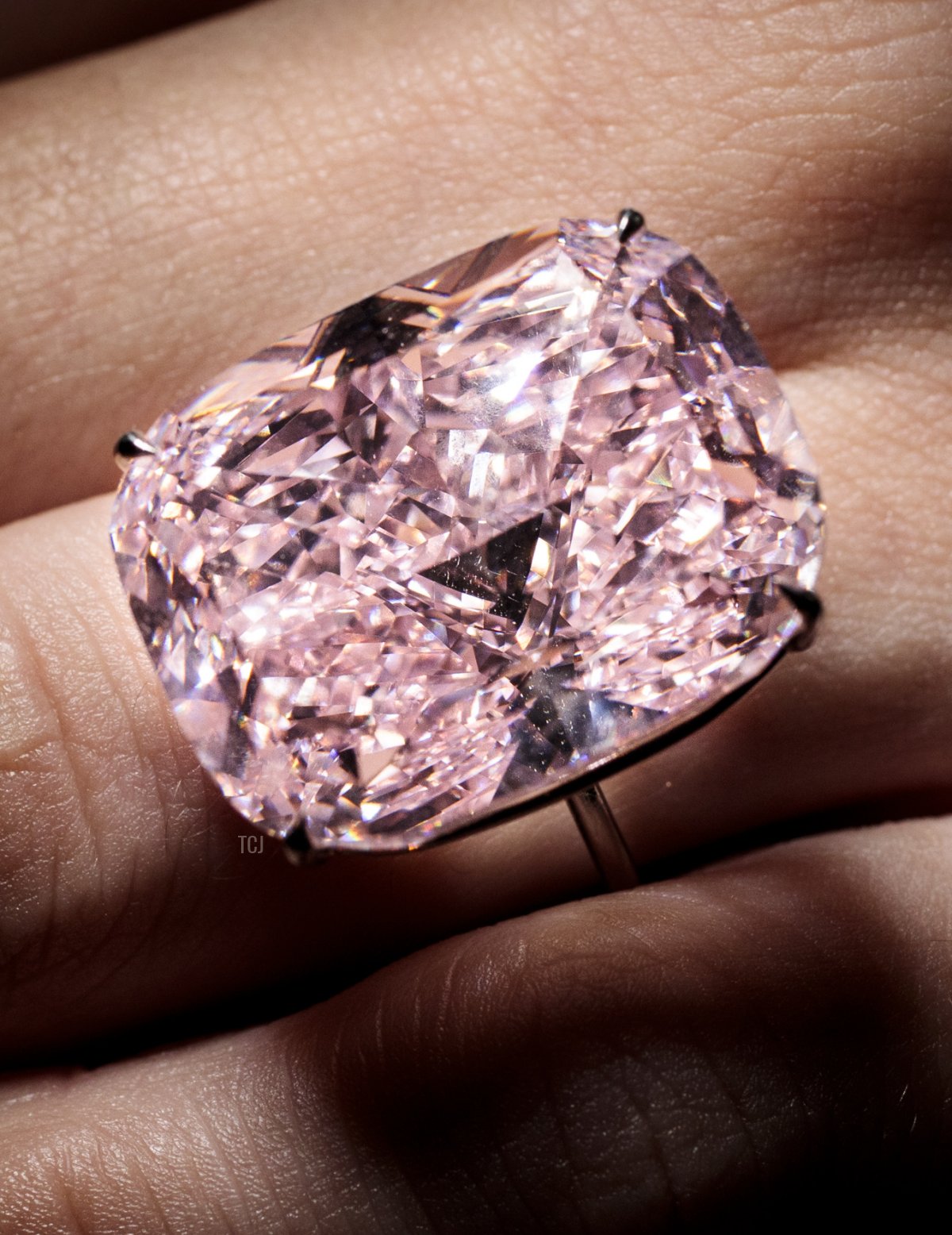 Il Raj Pink, il più grande diamante rosa intenso conosciuto al mondo da 37.30 carati (stimato tra 20 e 30 milioni di dollari), esposto a Sotheby's il 13 ottobre 2017 a Londra, Inghilterra