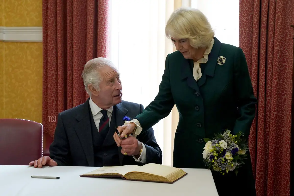 Re Carlo III e Camilla, Regina Consorte, firmano un libro dei visitatori mentre partecipano a un incontro ufficiale del consiglio presso il Palazzo della Città a Dunfermline, Fife, per segnare formalmente la concessione dello status di città all'ex comune il 3 ottobre 2022 a Dunfermline, Scozia